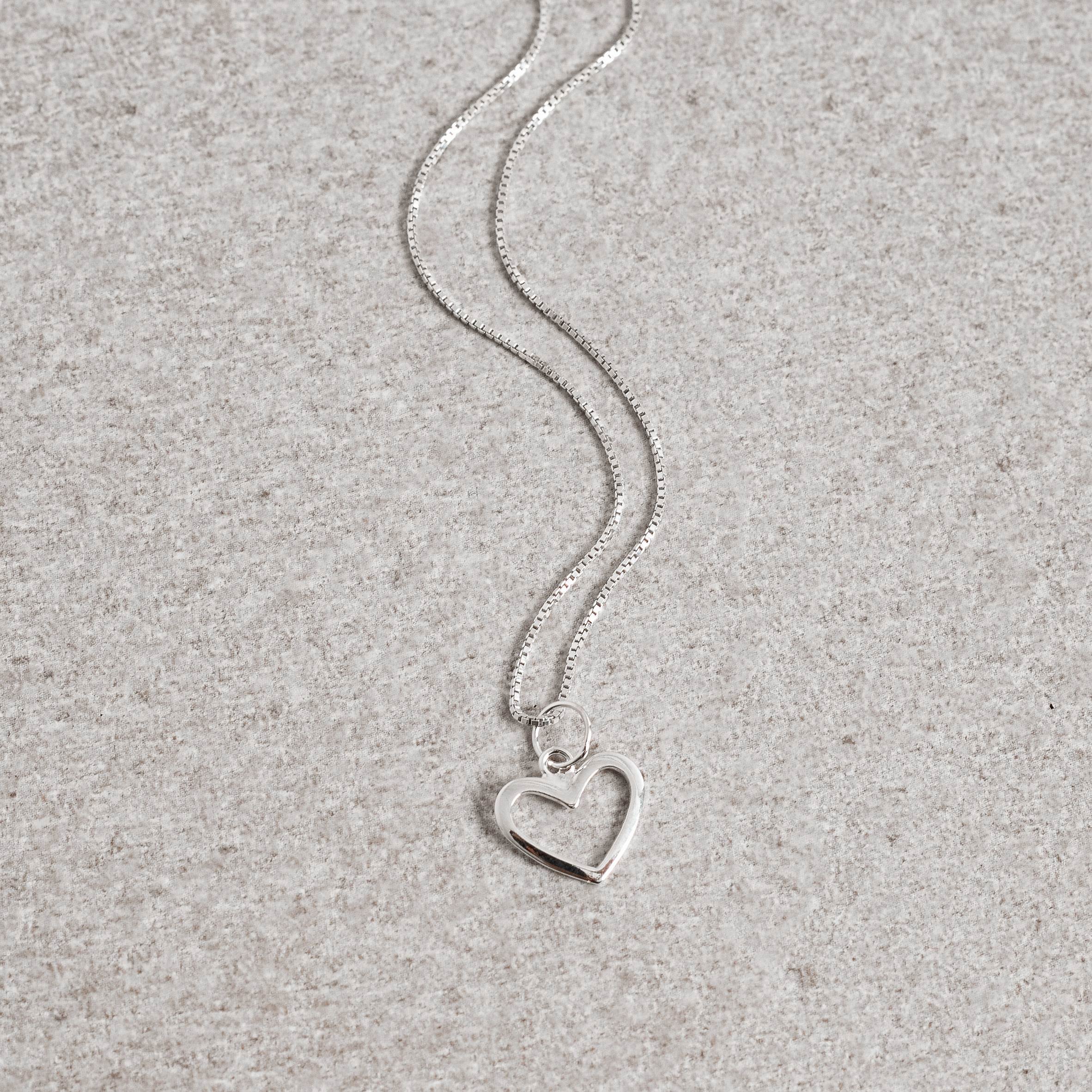 Colar pingente coração vazado 11mm 40cm