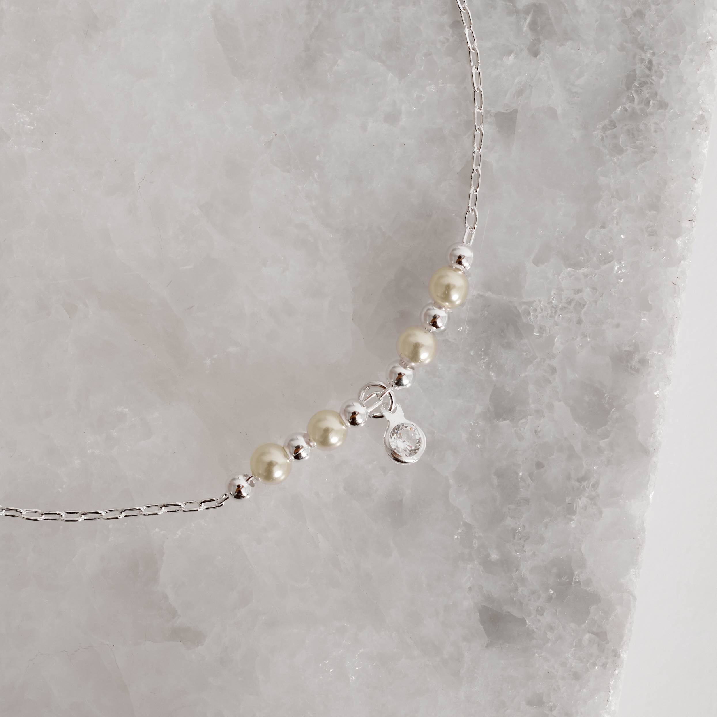 Pulseira entremeio bolas e pérolas com pingente zircônia 5mm 19cm