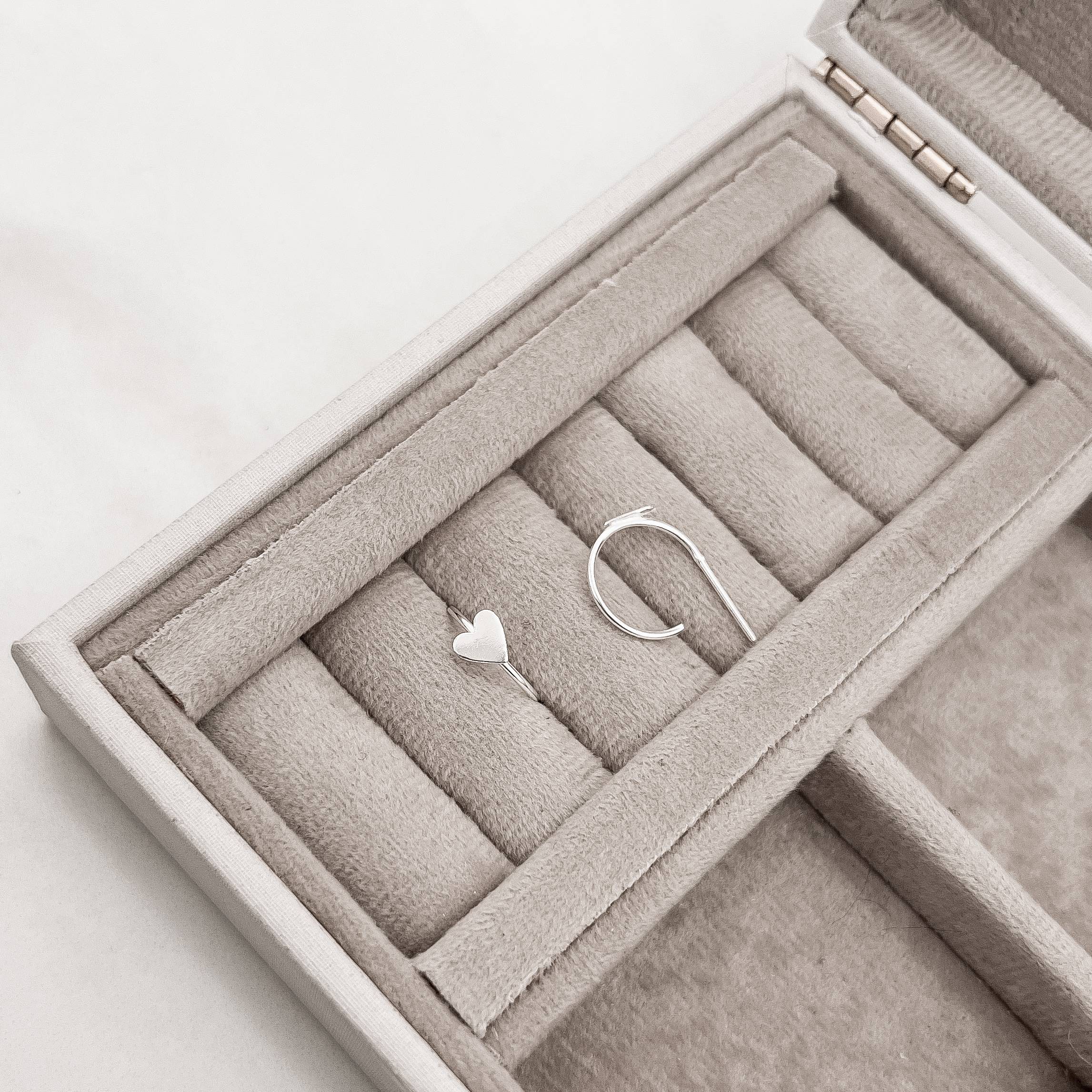 Argola lisa 14mm detalhe coração tarraxa