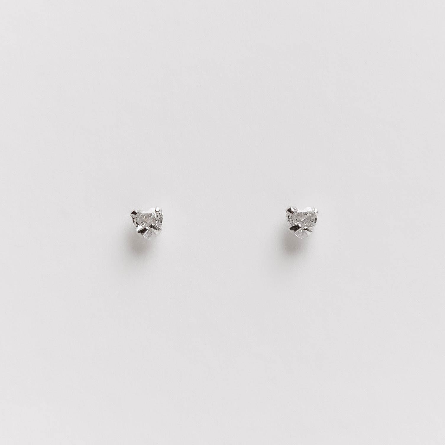 Imagem Brinco infantil zircônia coração 3mm tarraxa baby