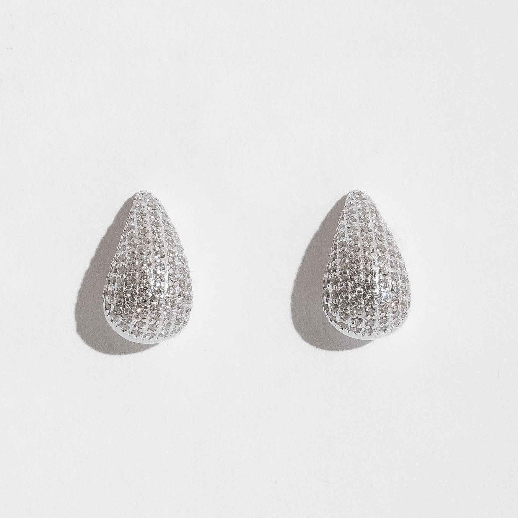 Imagem Brinco gota pesada cravejada 18mm