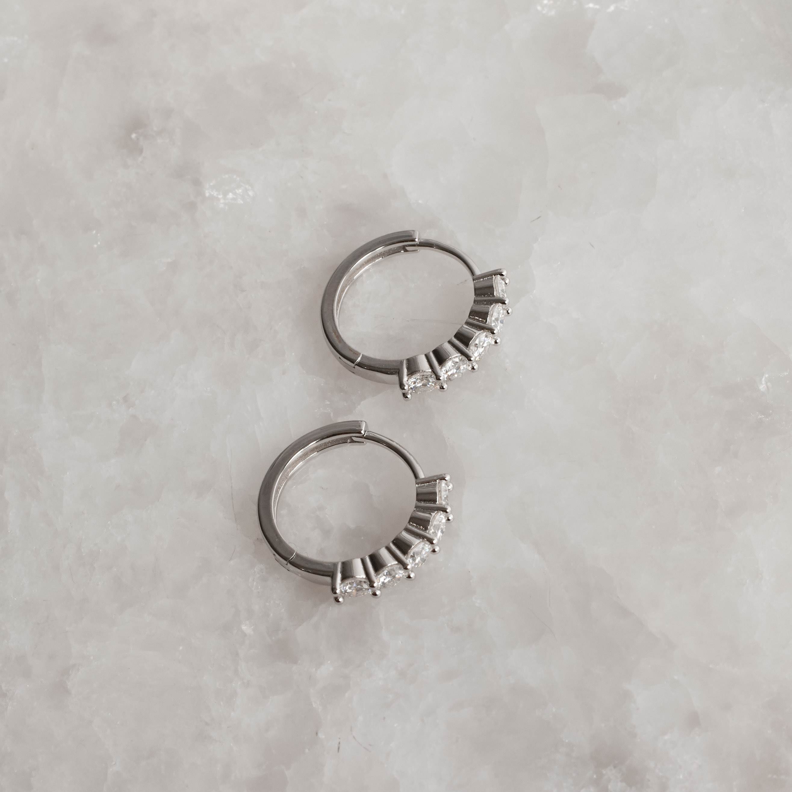 Argola click 15mm cravejada de moissanites 3mm ródio