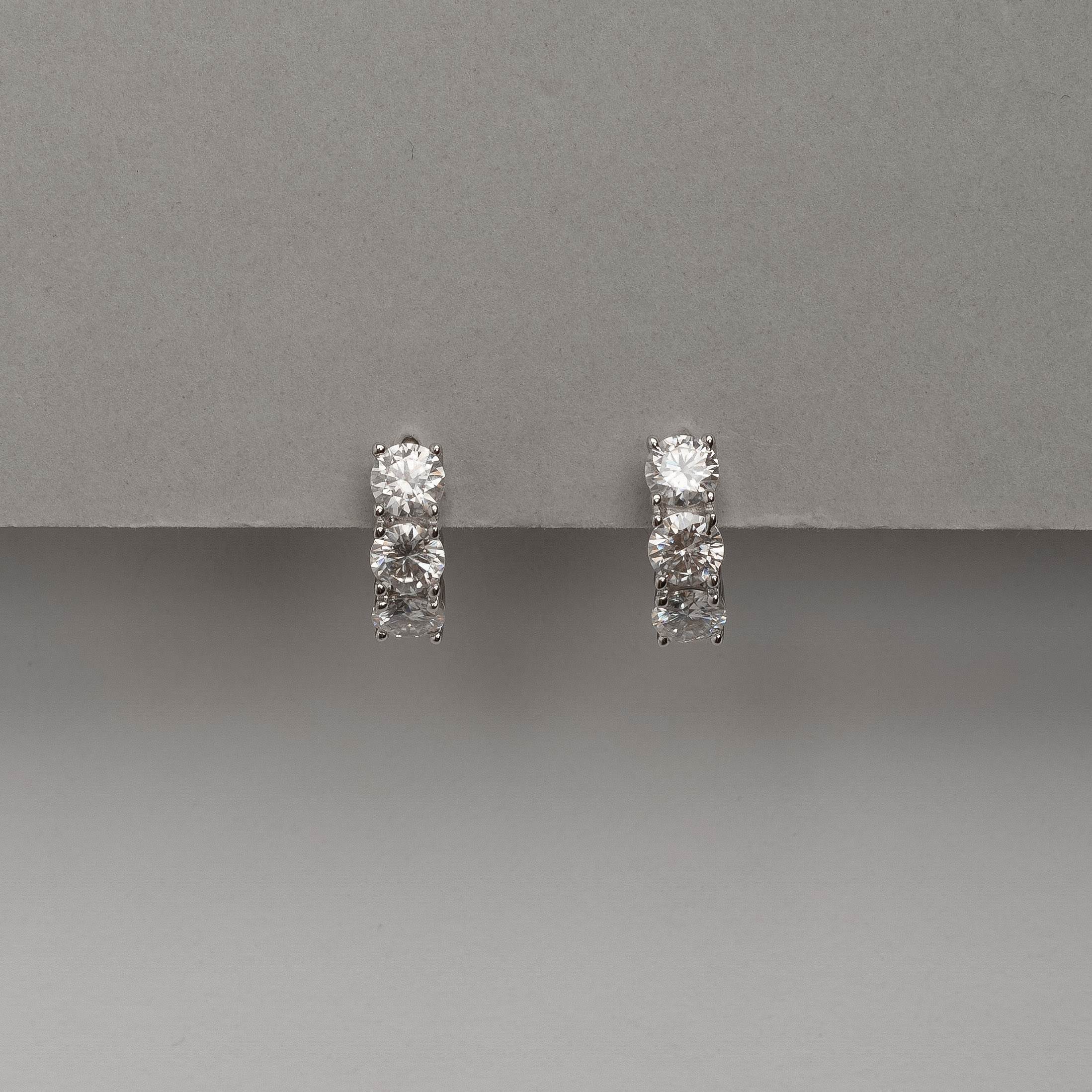 Imagem Secundária Argola click 12mm cravejada de moissanites 4mm ródio