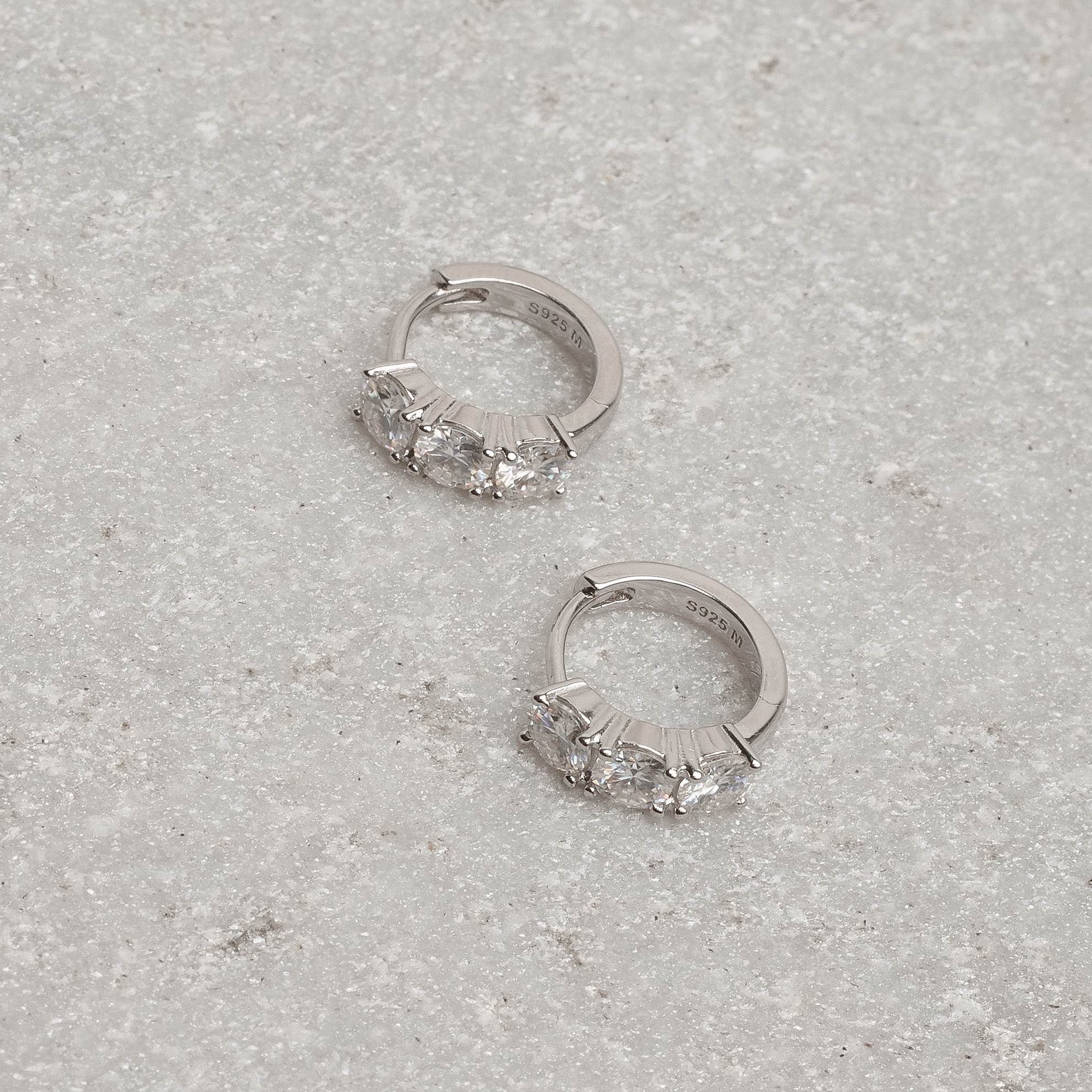 Argola click 12mm cravejada de moissanites 4mm ródio