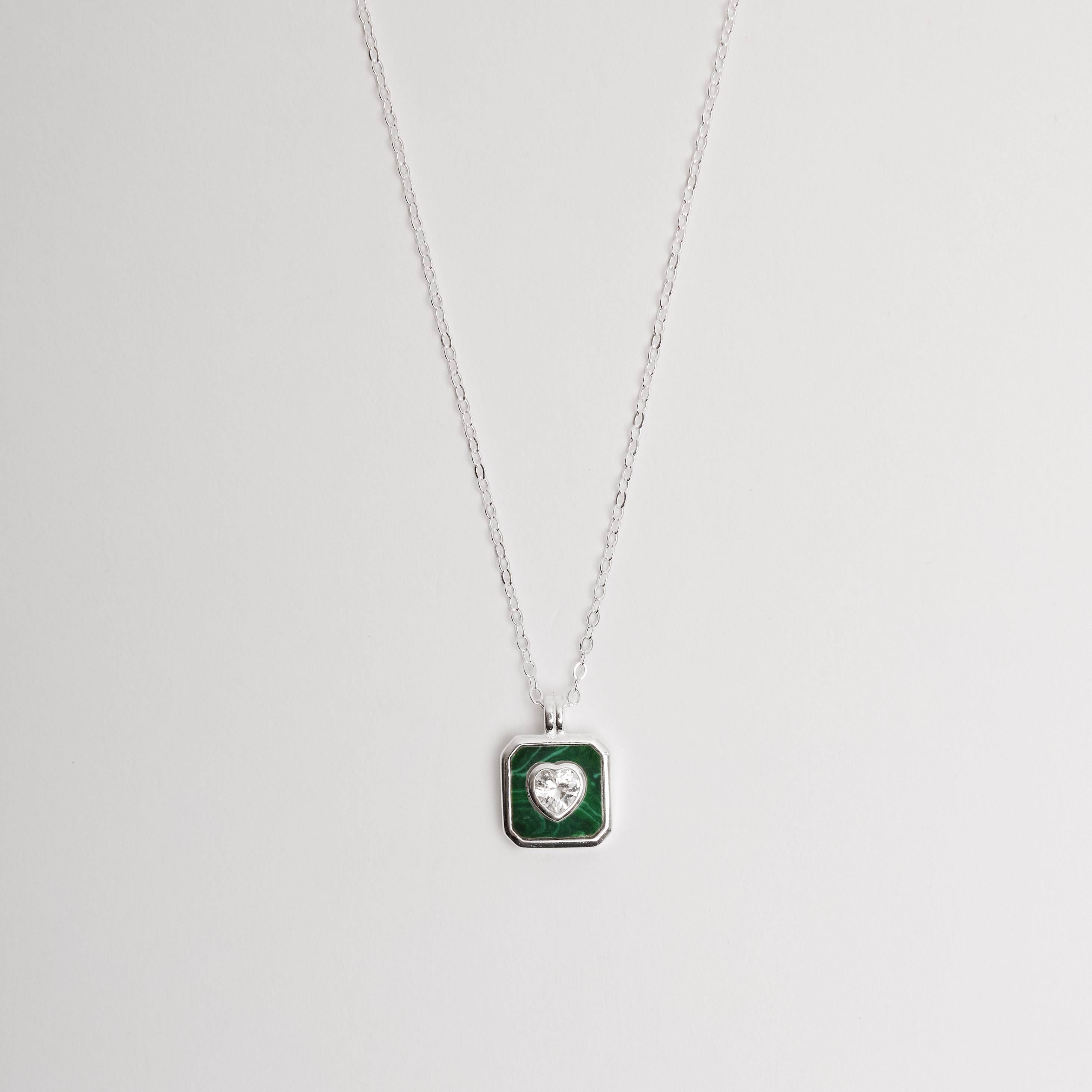 Imagem Colar pingente medalha malaquita com zircônia coração 10mm corrente cadeadinho 40+5cm