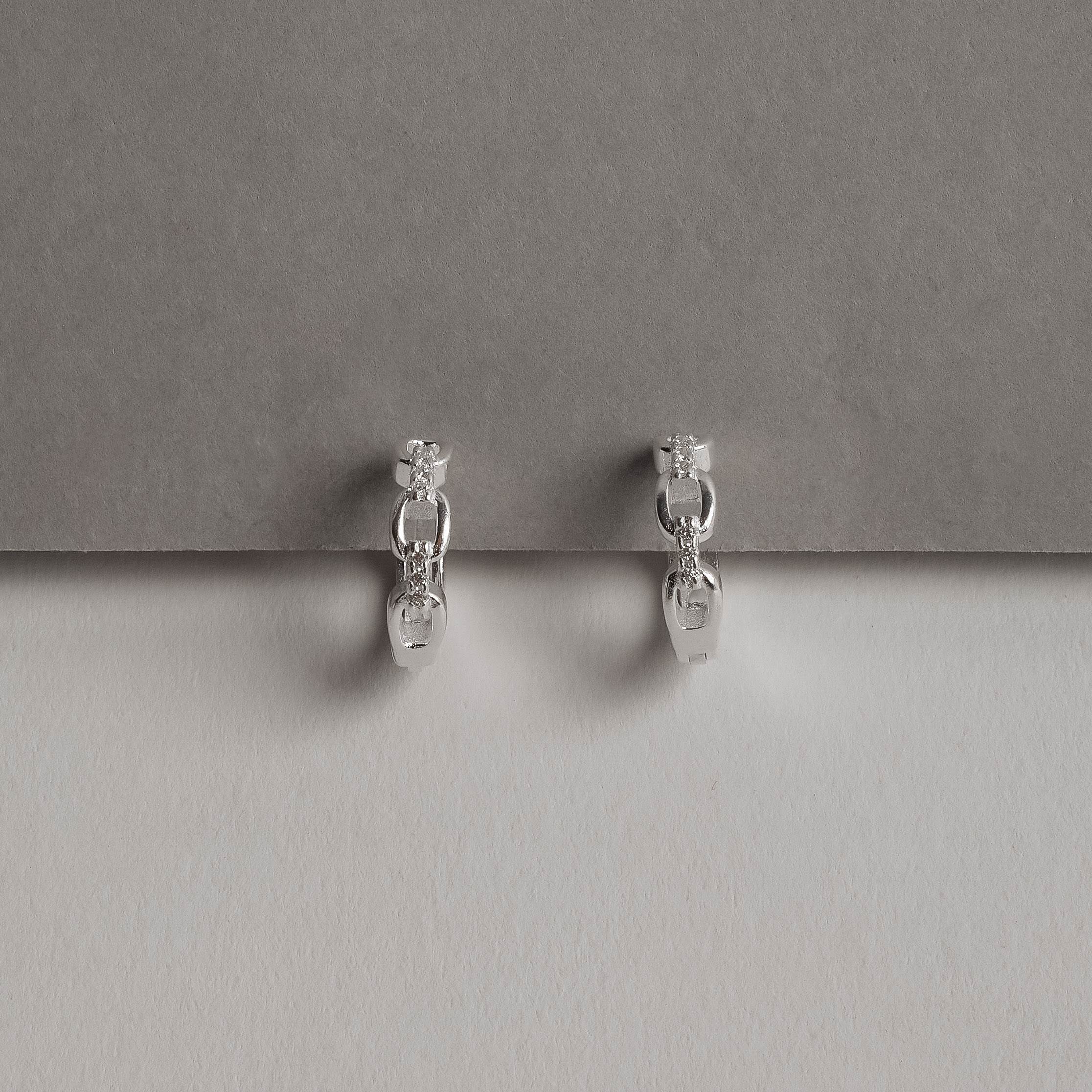 Imagem Secundária Argola click corrente com zircônias 12mm detalhe corações vazados