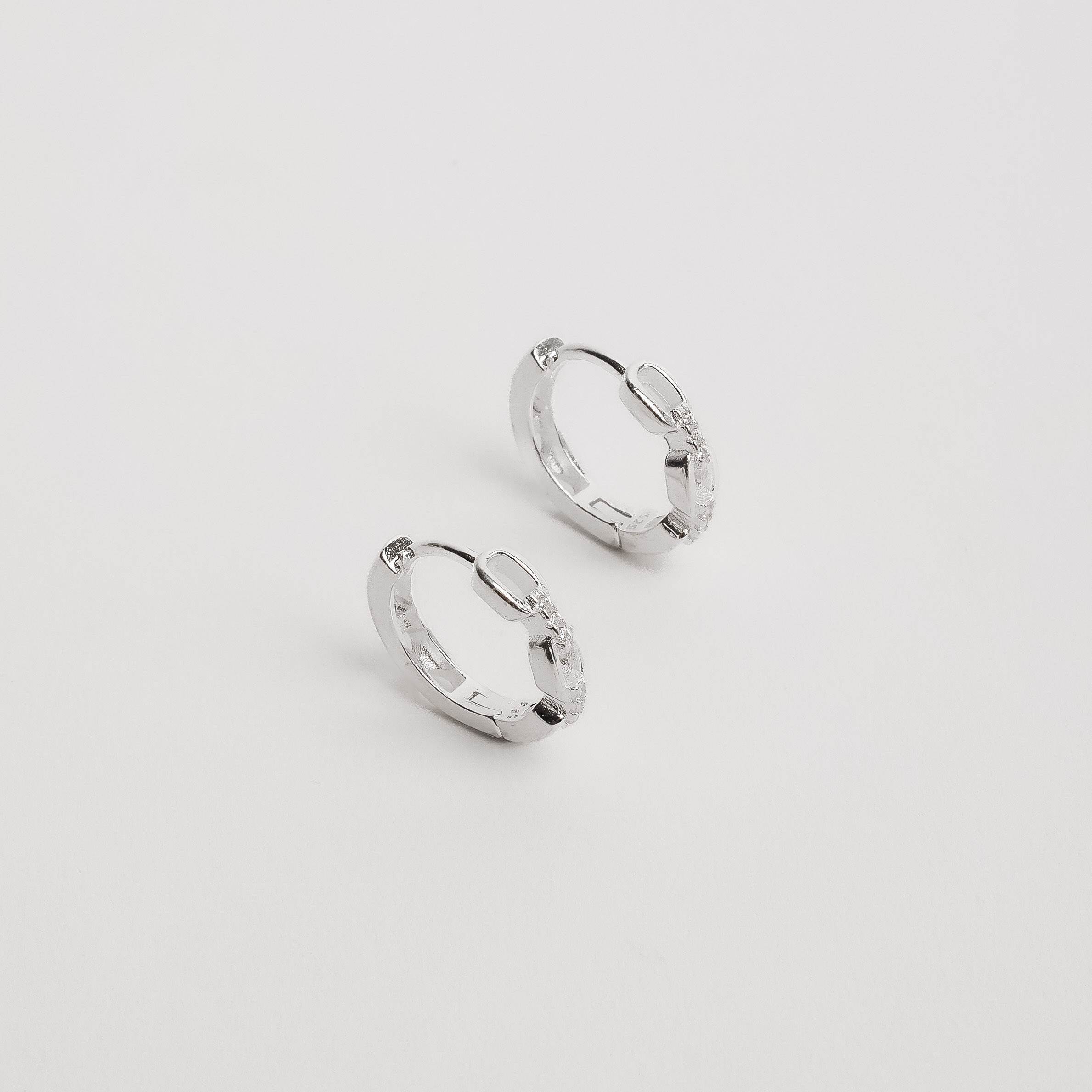 Imagem Argola click corrente com zircônias 14mm detalhe corações vazados