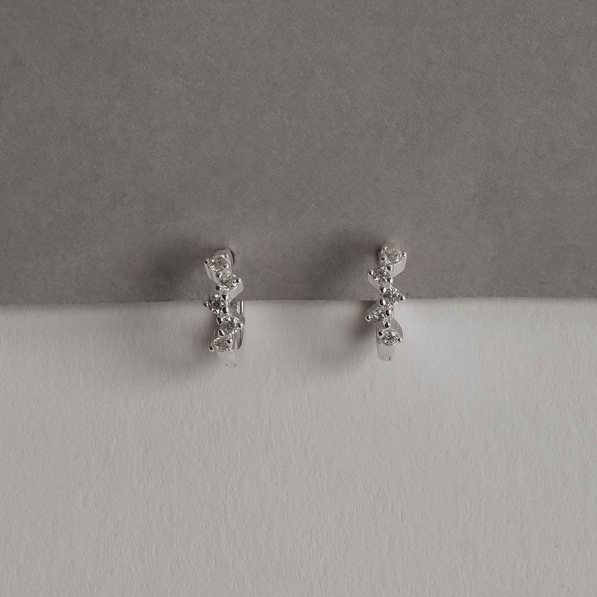 Imagem Secundária Argola click 11mm com zircônias redondas
