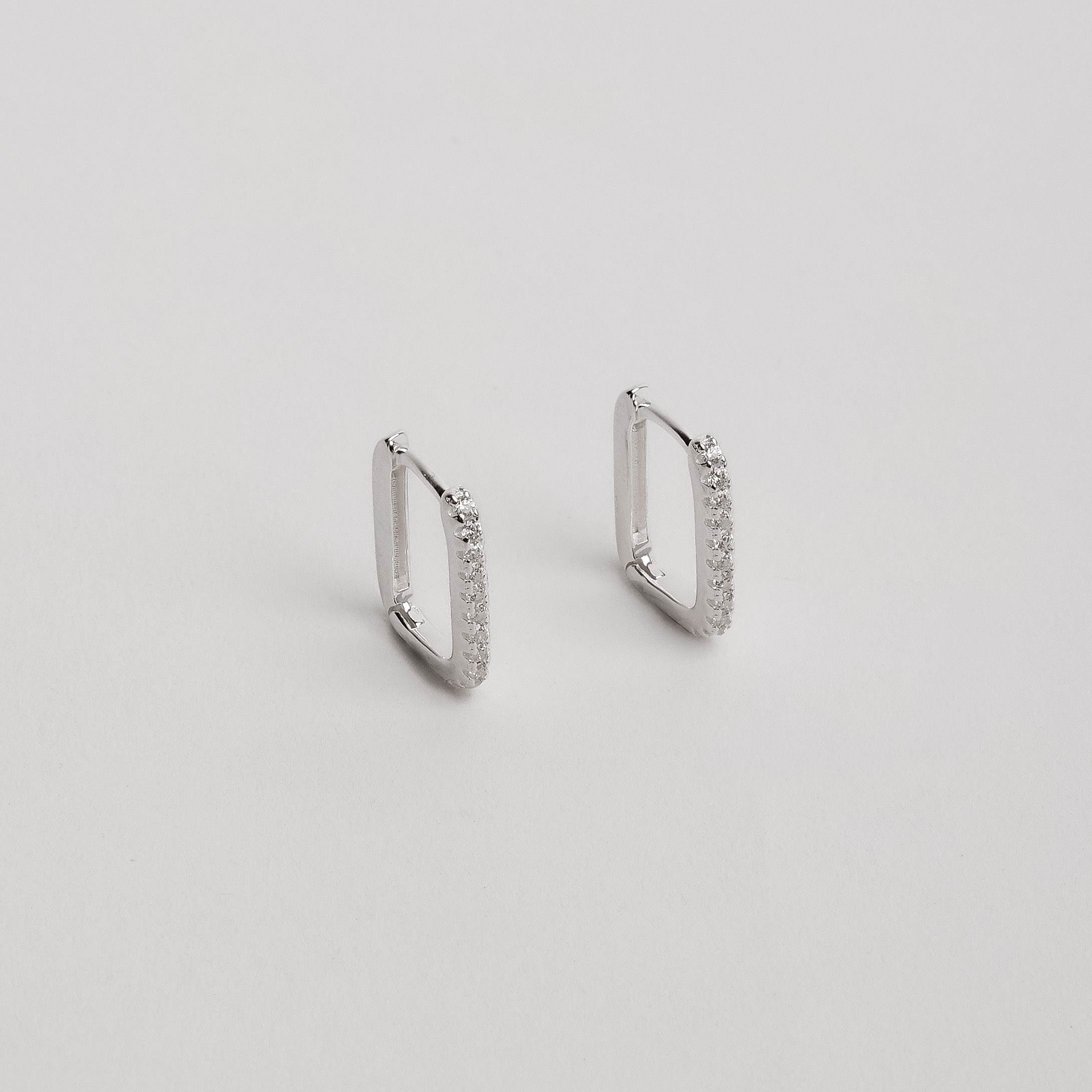 Argola click retangular cravejada 14mm