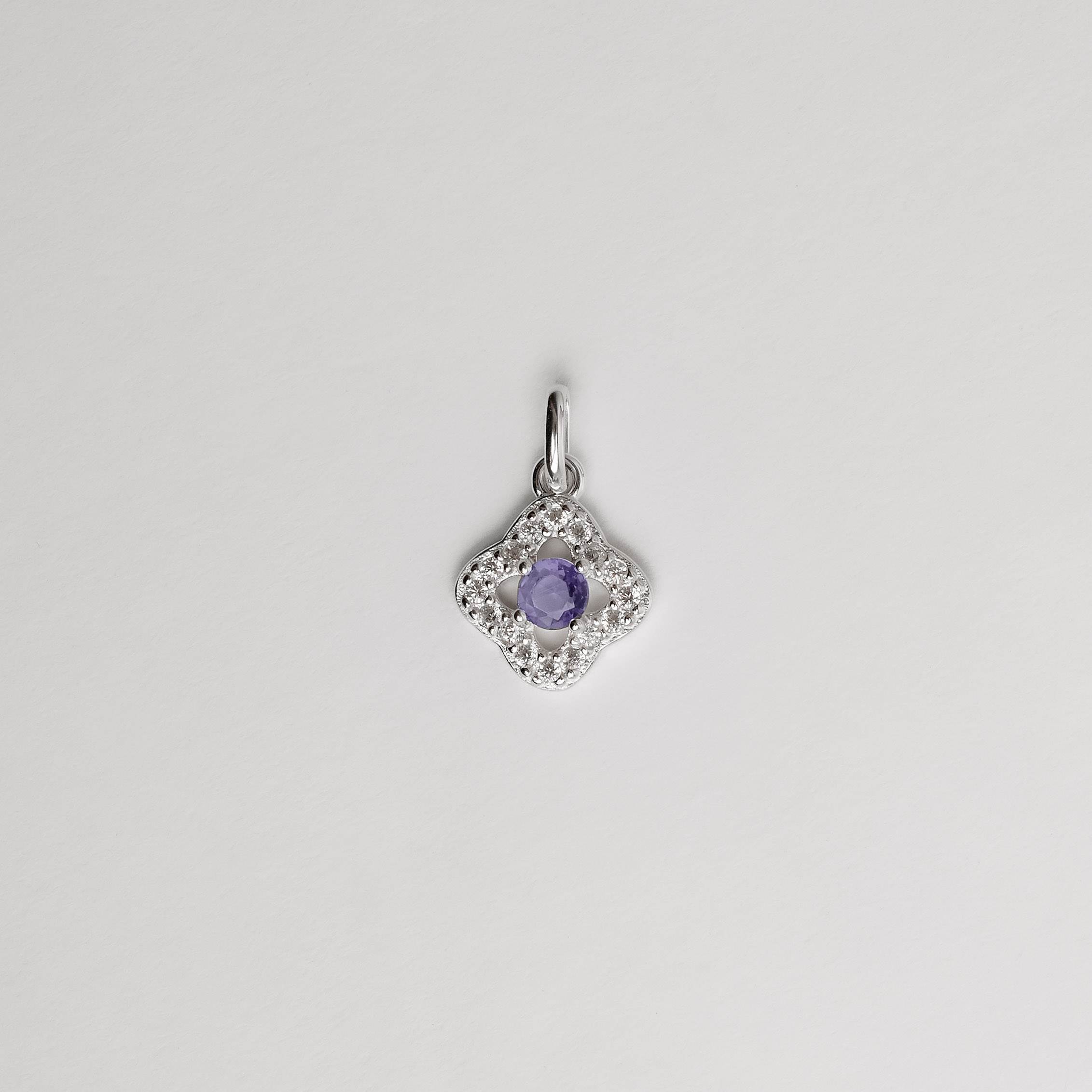 Imagem Pingente trevo vazado cravejado com zircônia lilás 11mm