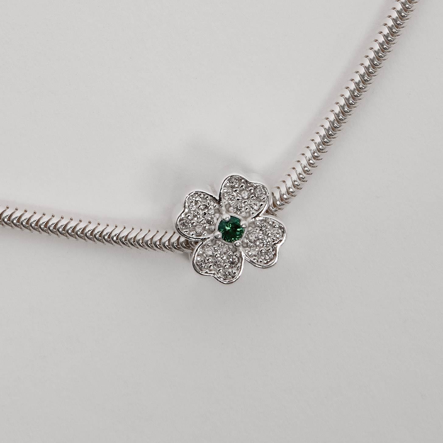 Imagem Secundária Berloque separador trevo cravejado 10mm detalhe zircônia verde