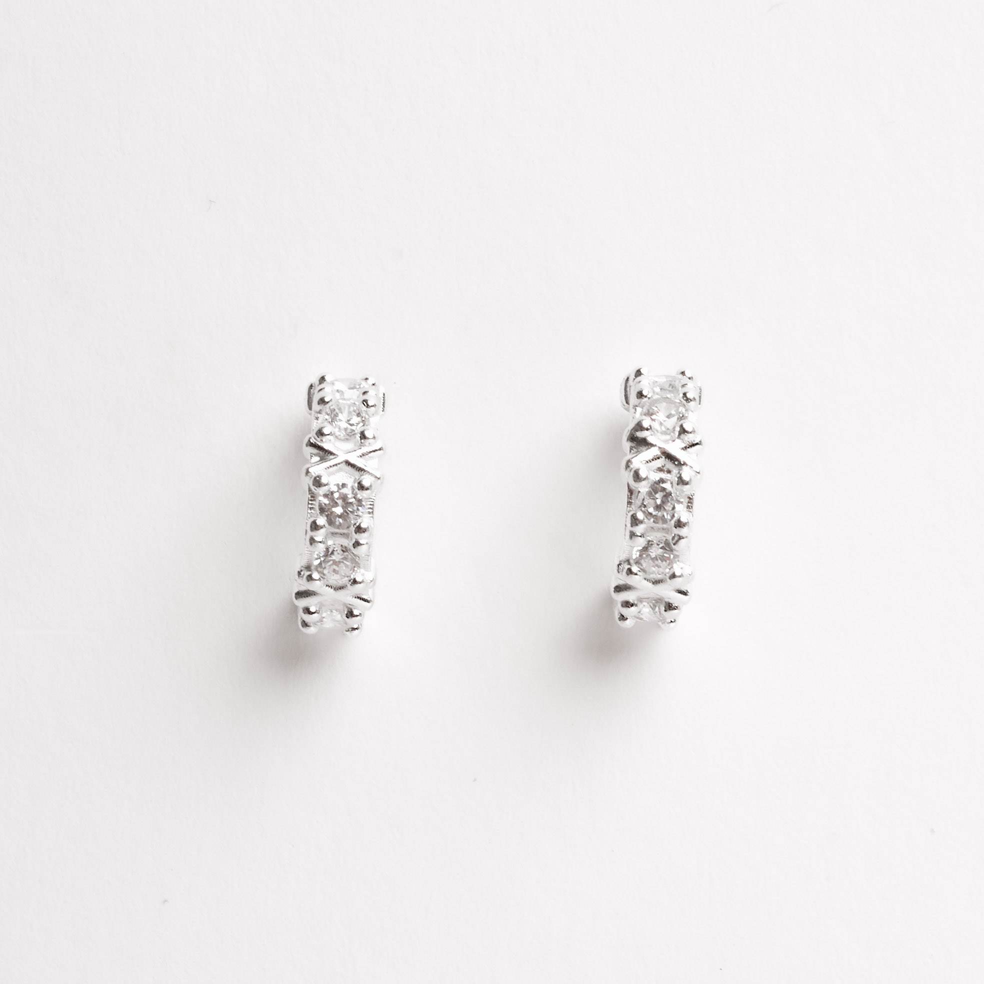 Brinco meia argola com zircônias 12mm tarraxa