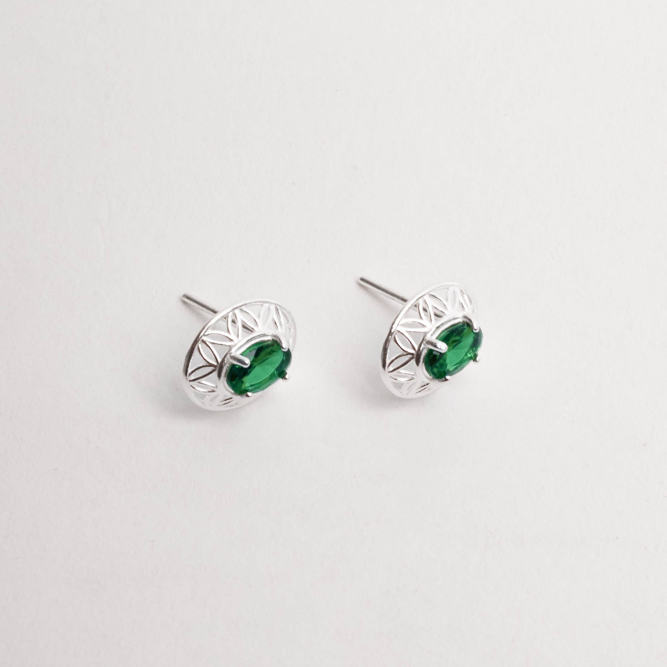 Brinco medalha trabalhada 11mm com zircônia oval esmeralda