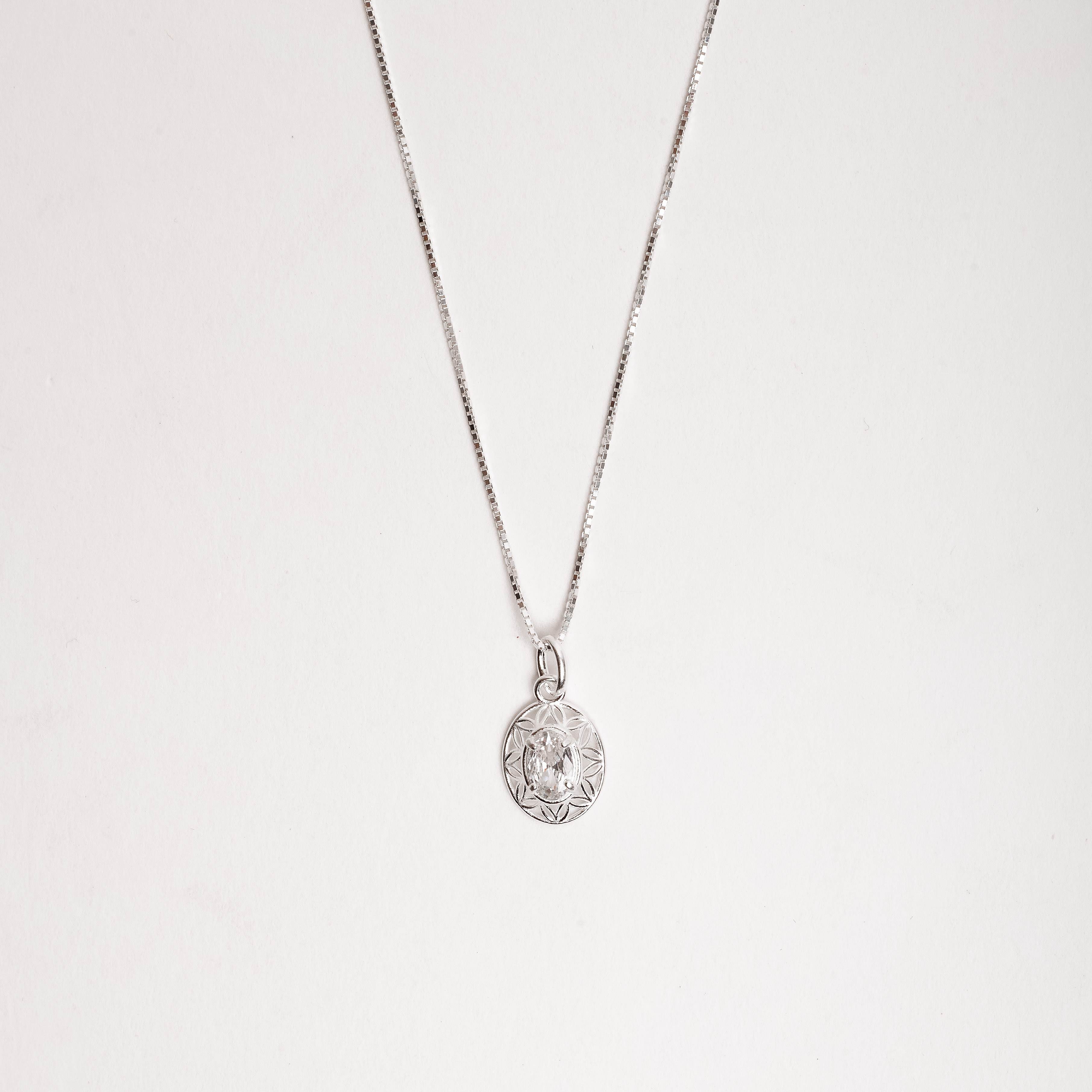 Colar pingente medalha trabalhada 11mm com zircônia oval 45cm