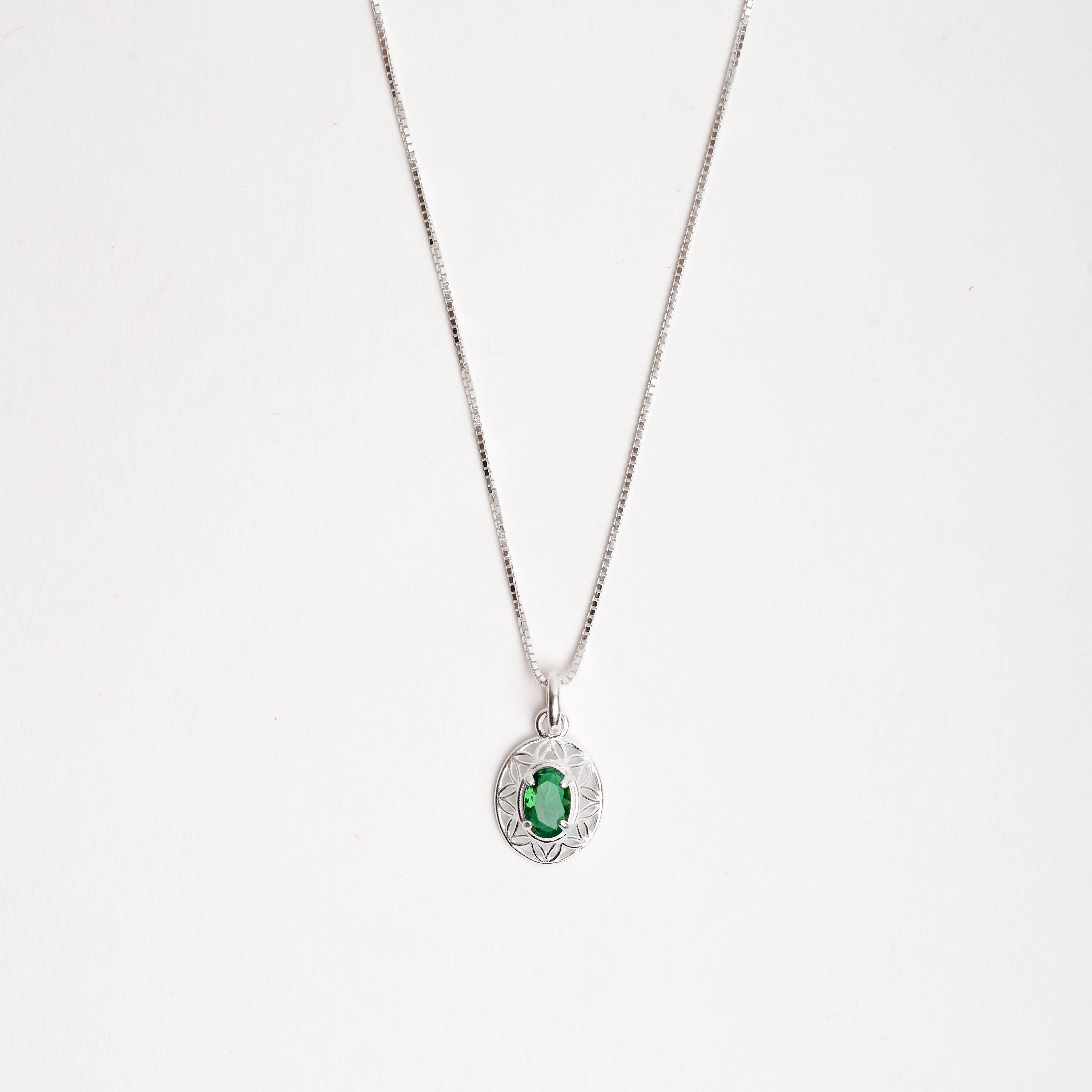 Imagem Colar pingente medalha trabalhada 11mm com zircônia oval esmeralda 45cm
