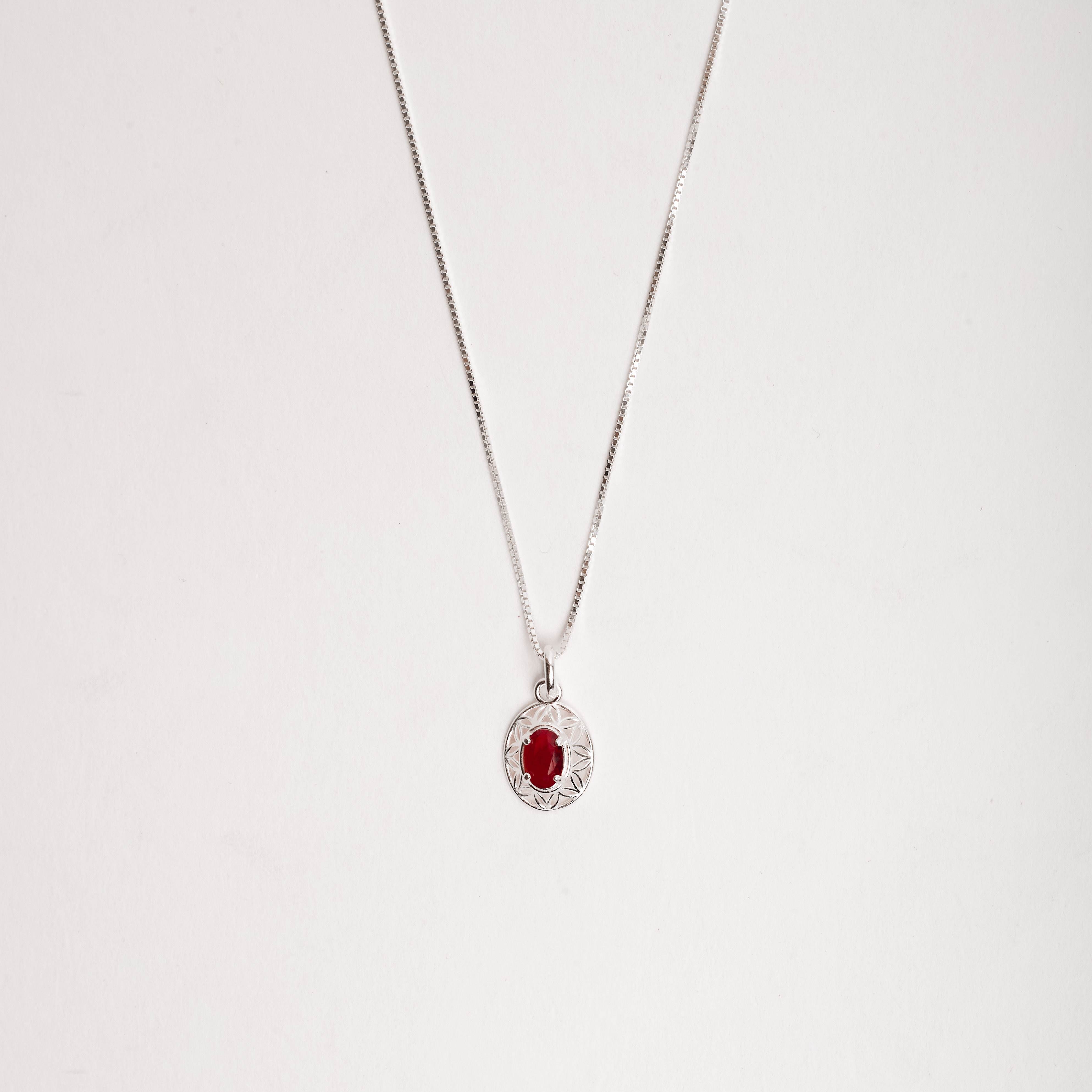 Colar pingente medalha trabalhada 11mm com zircônia oval rubi 45cm