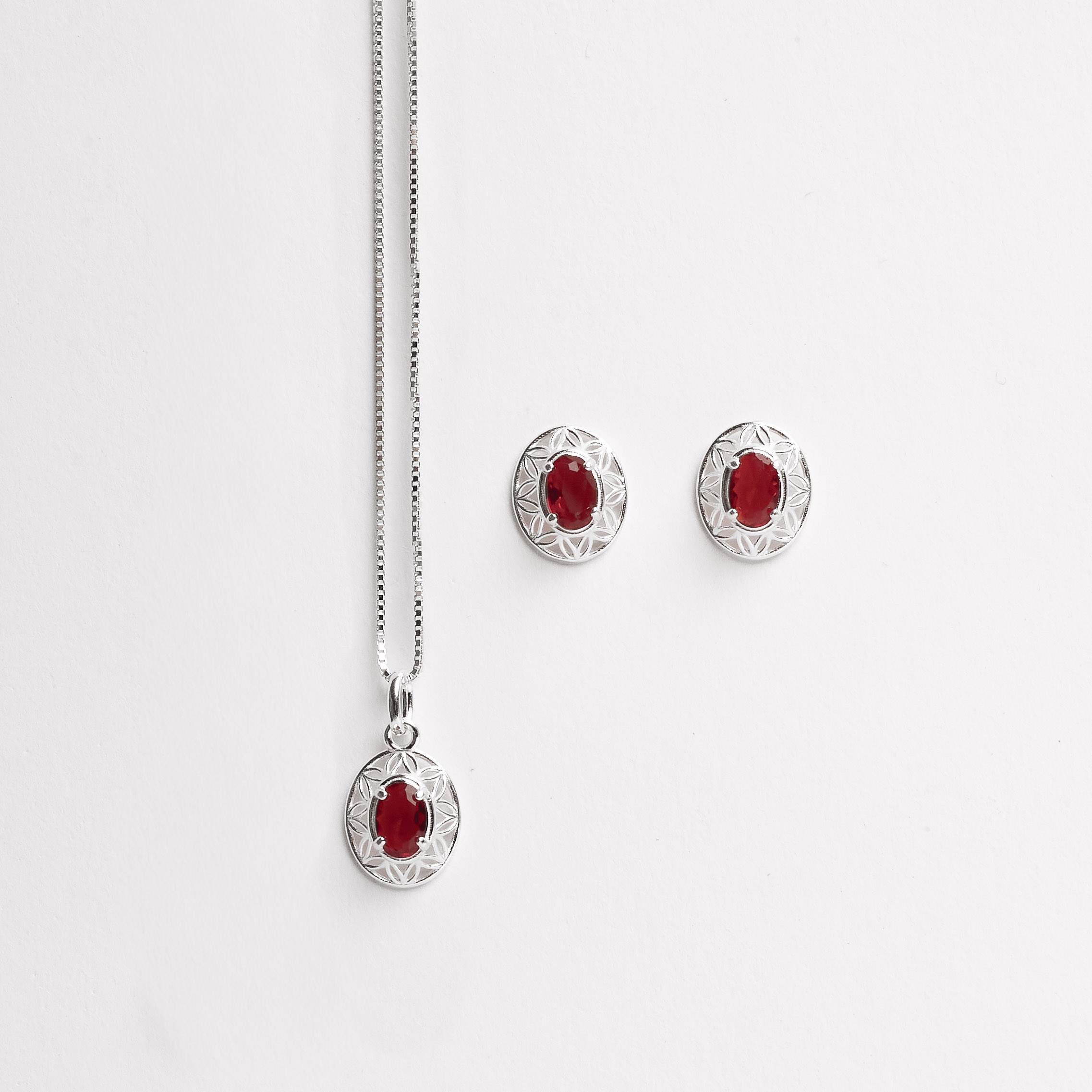 Imagem Conjunto brinco e colar medalha trabalhada 11mm com zircônia oval rubi 45cm