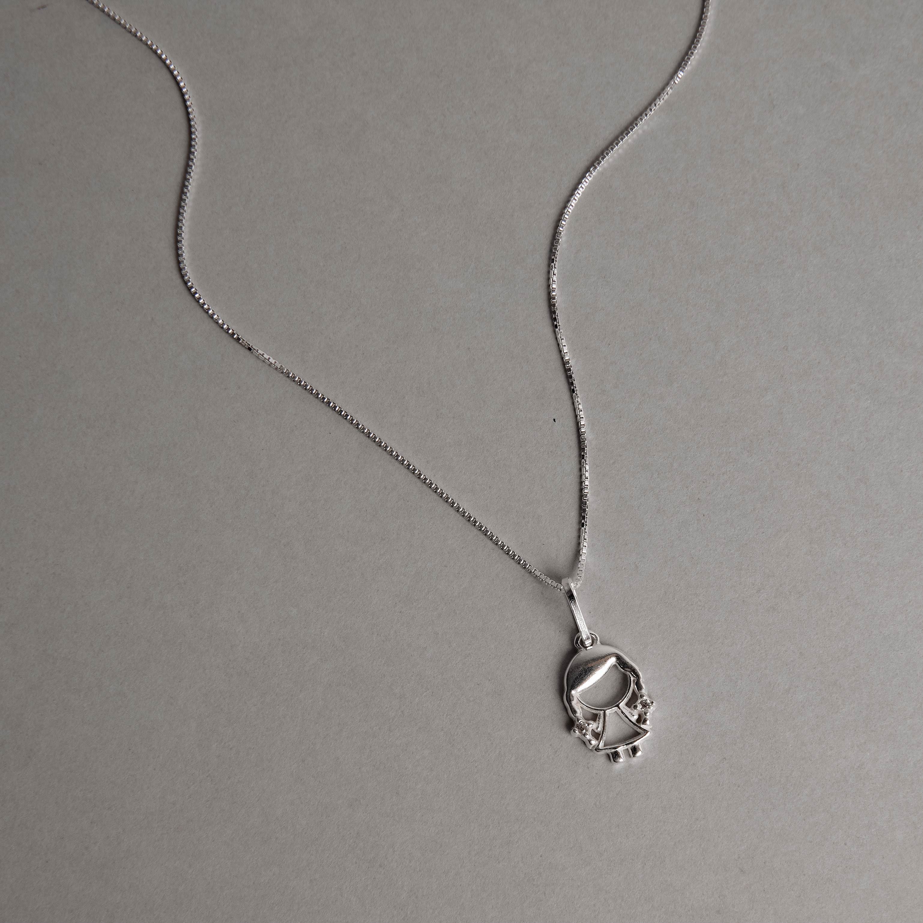 Colar pingente menina detalhe zircônias 12mm 45cm
