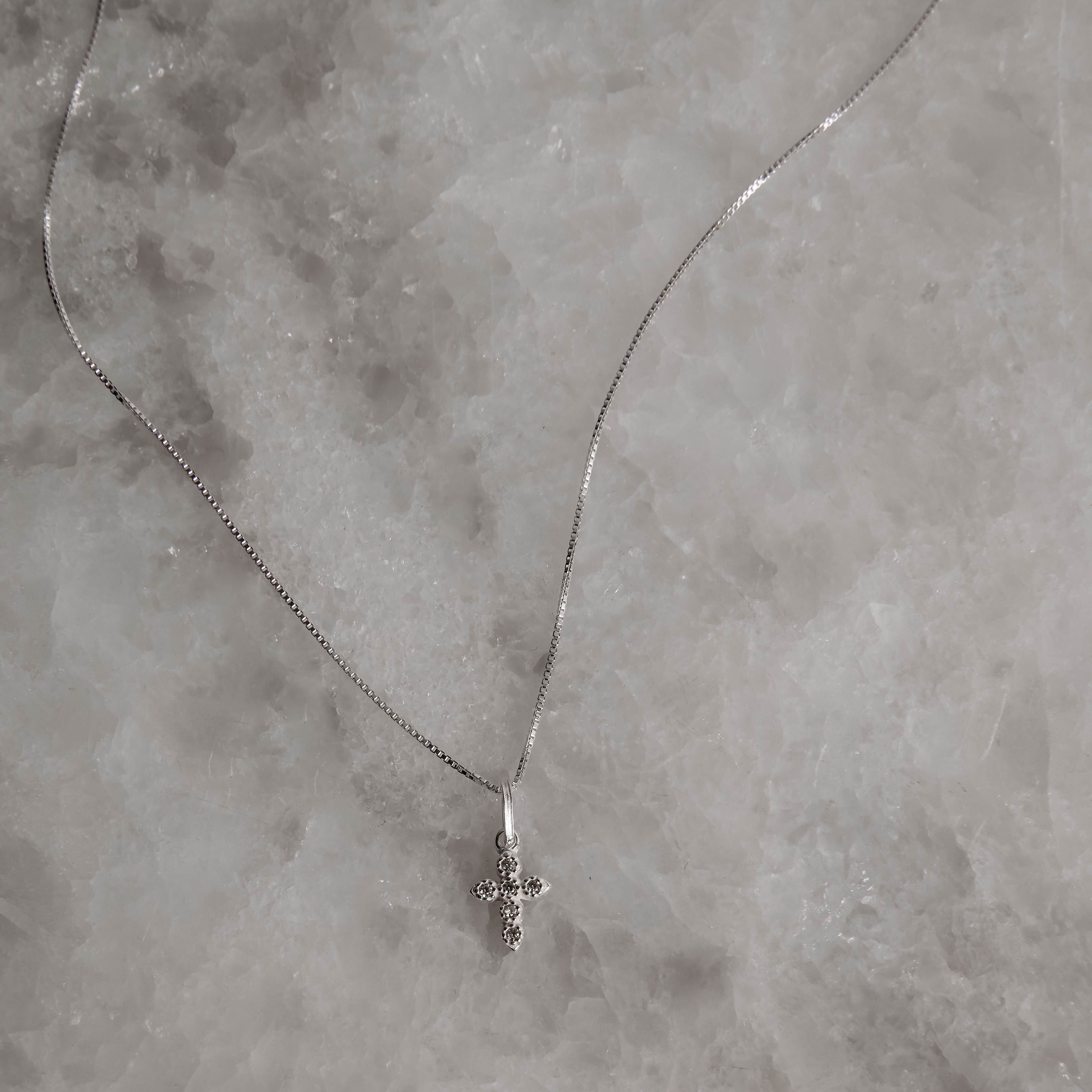 Colar pingente cruz cravejada cristal 9mm 40cm