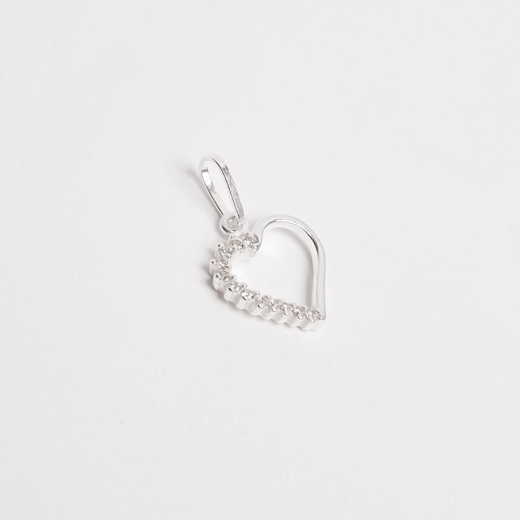 Pingente coração vazado metade cravejado 12mm