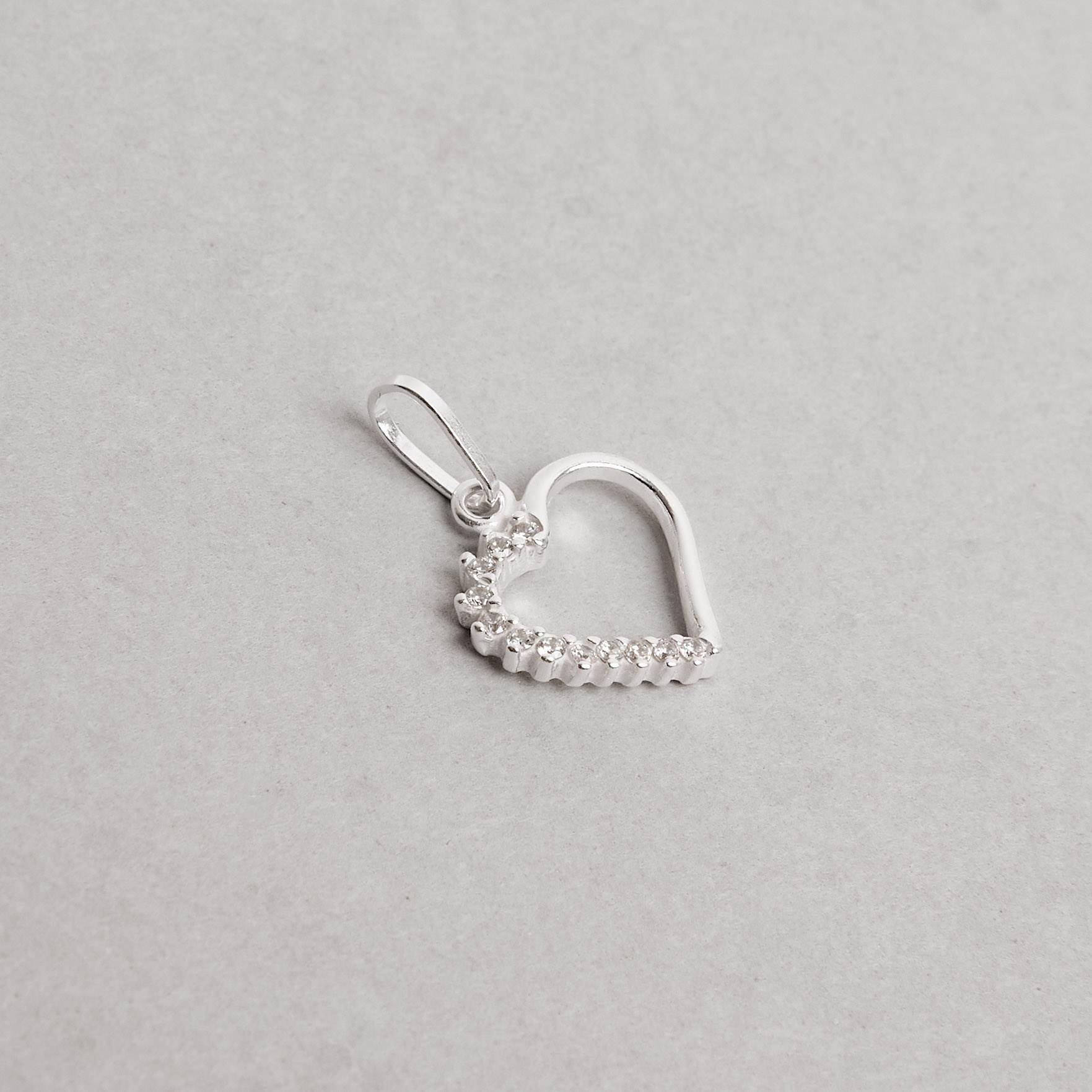 Pingente coração vazado metade cravejado 12mm