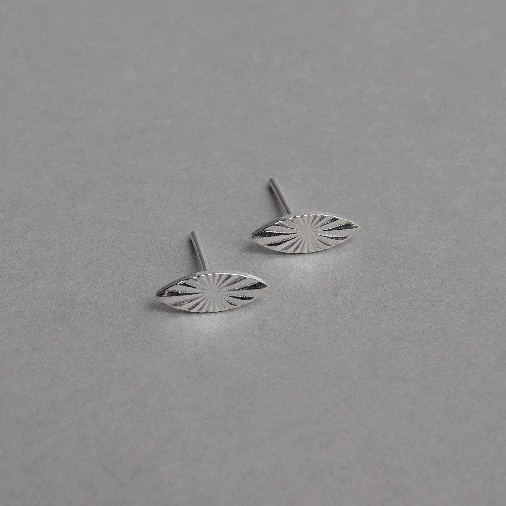 Brinco navete com vinco 10x4mm