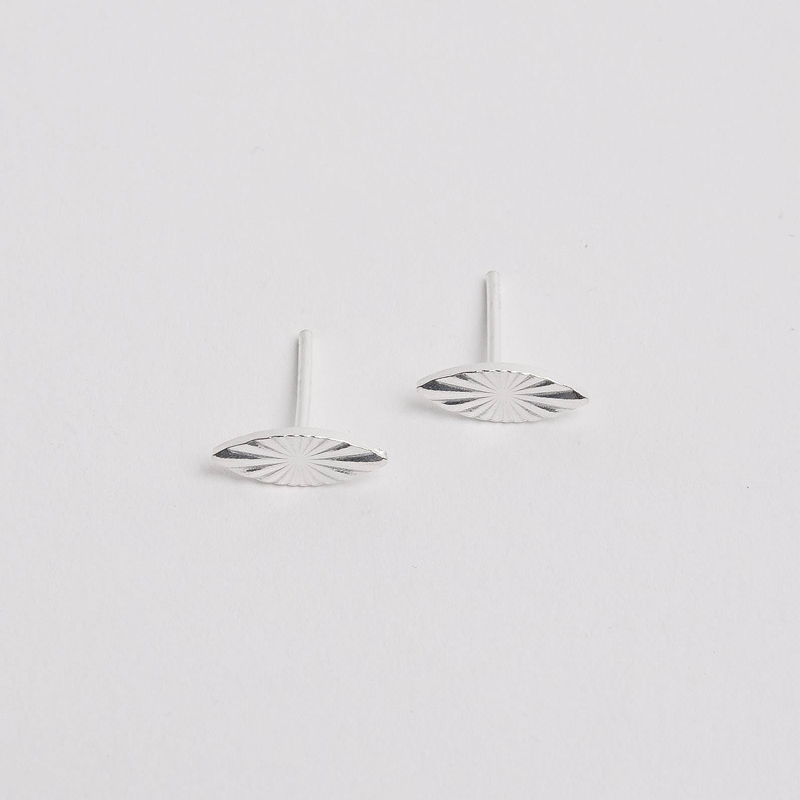Brinco navete com vinco 10x4mm
