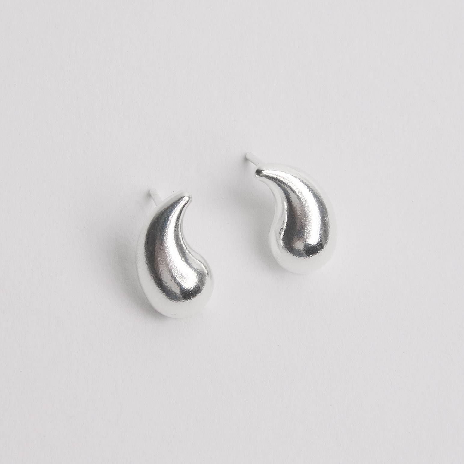 Brinco gota curvada 13mm