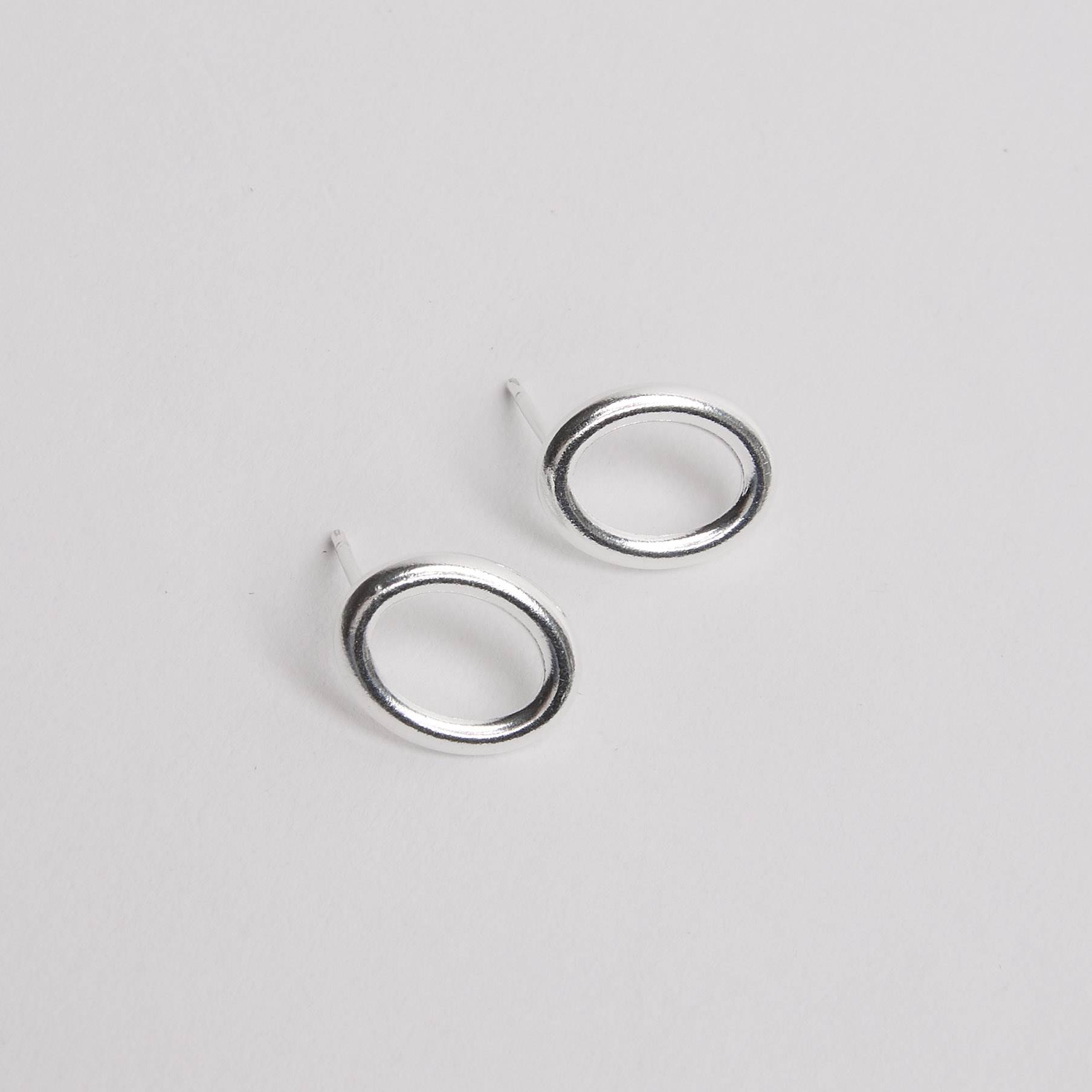 Brinco oval vazado 14mm
