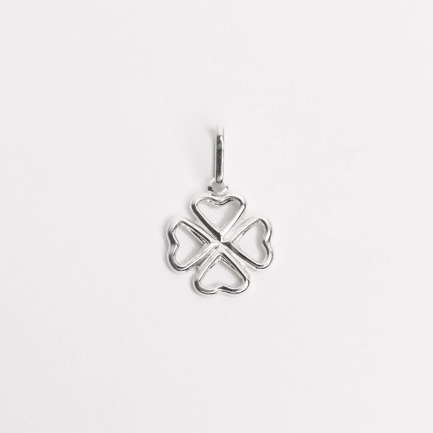 Pingente trevo vazado 12mm