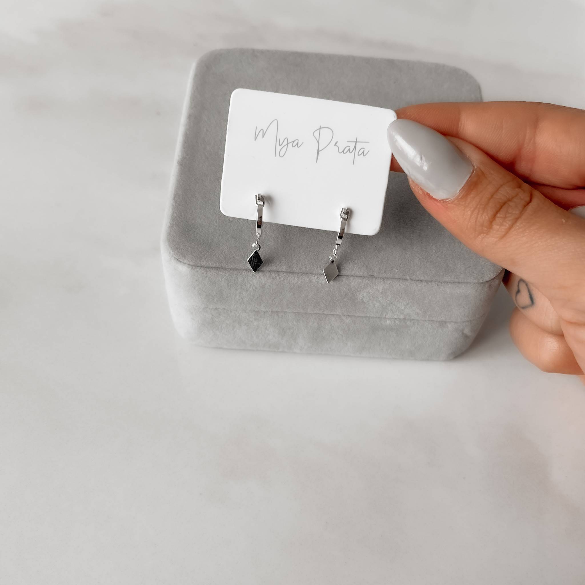 Argola 9mm trava pingente losango