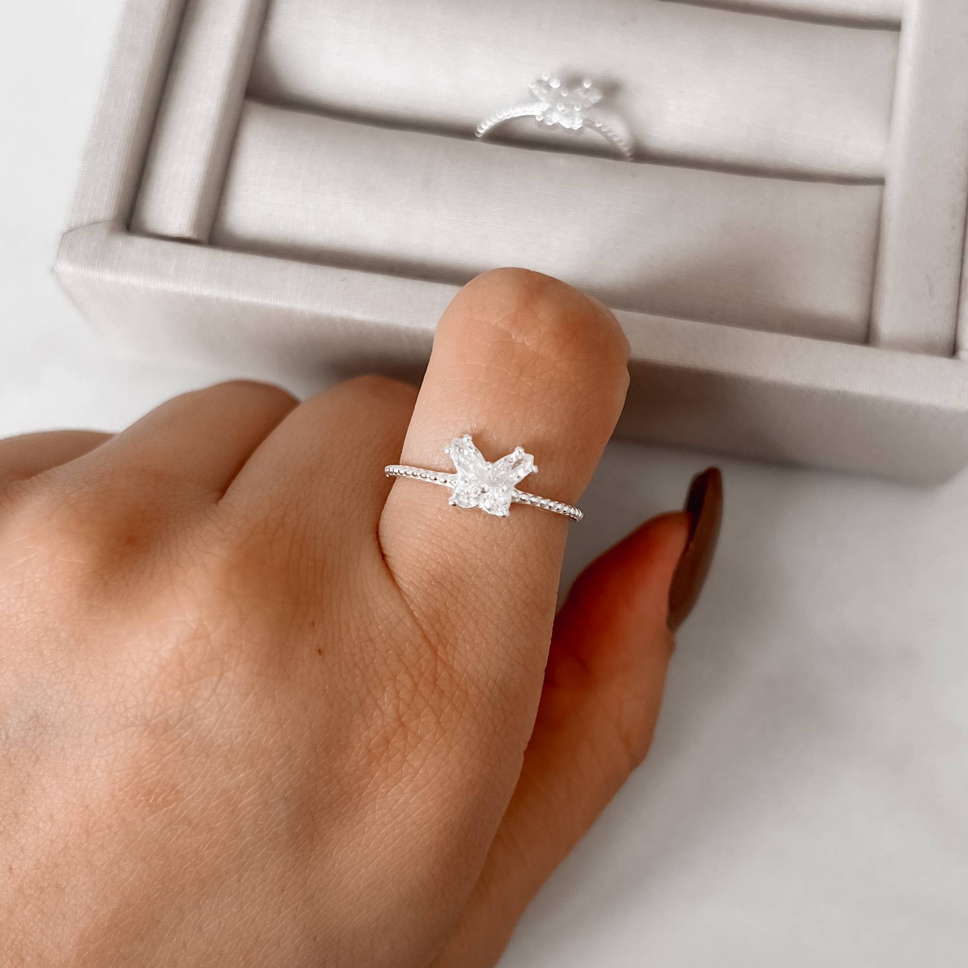 Anel borboleta cravejada detalhe bolinhas