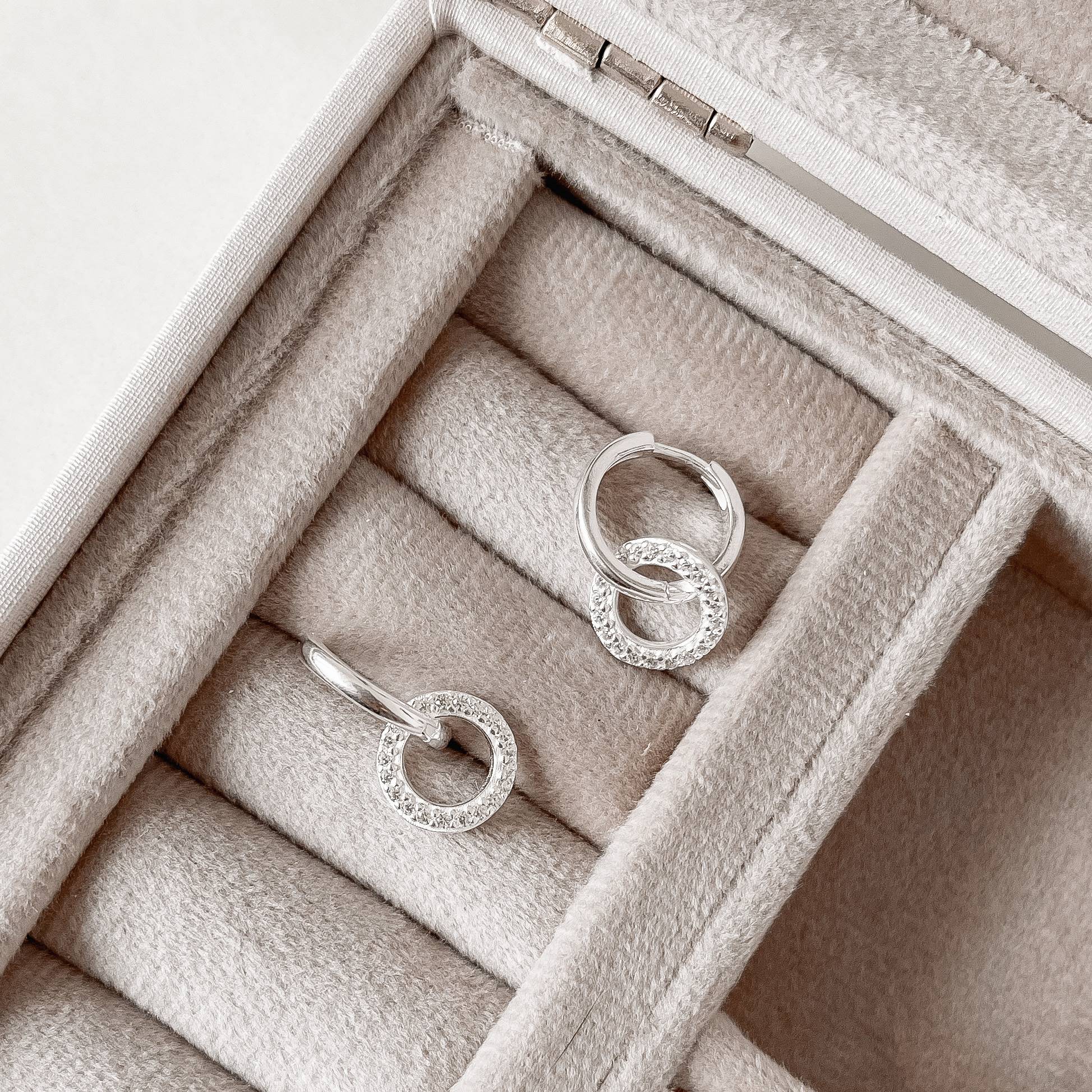 Imagem Secundária Argola click 13mm com pingente círculo cravejado 11mm