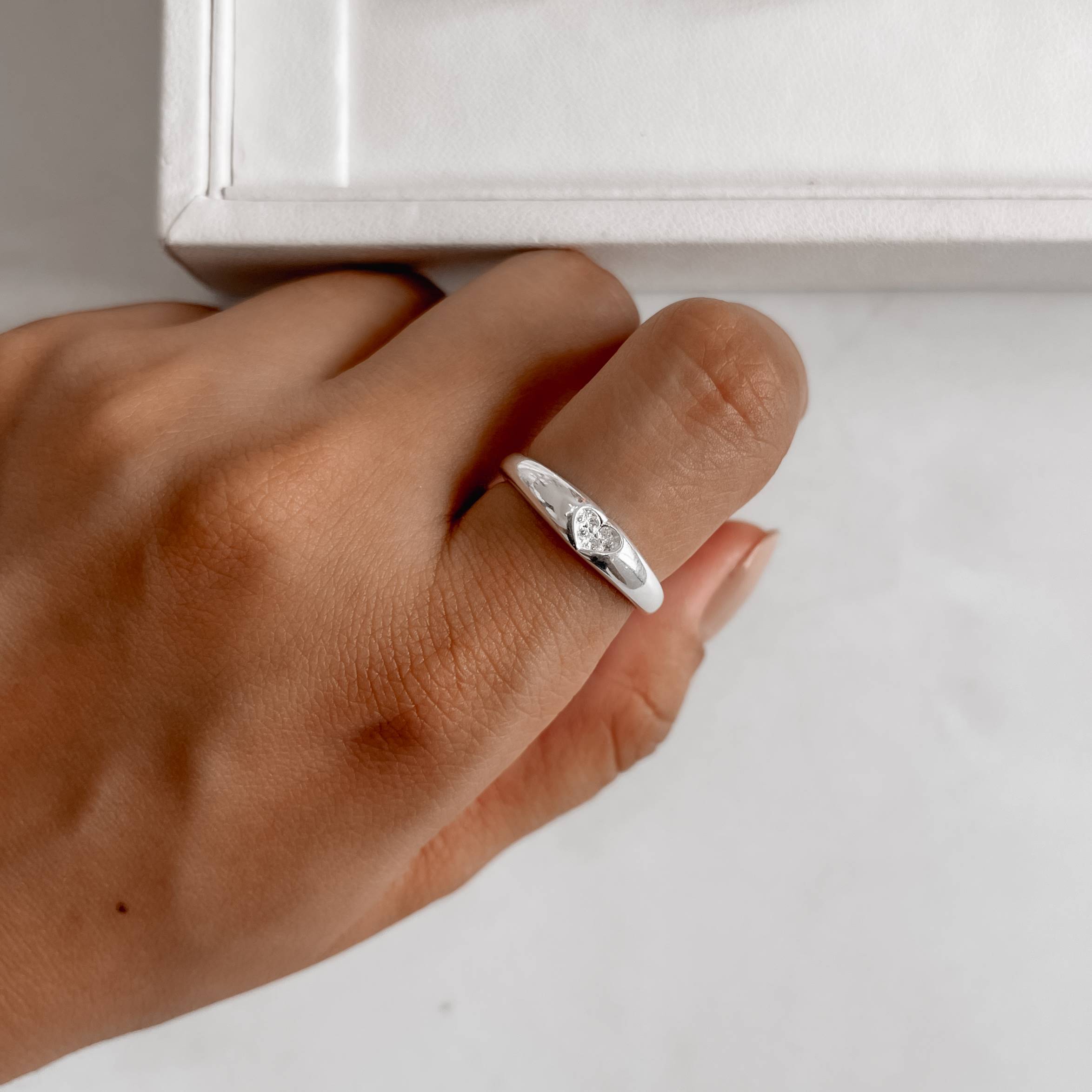 Anel largo detalhe coração cravejado