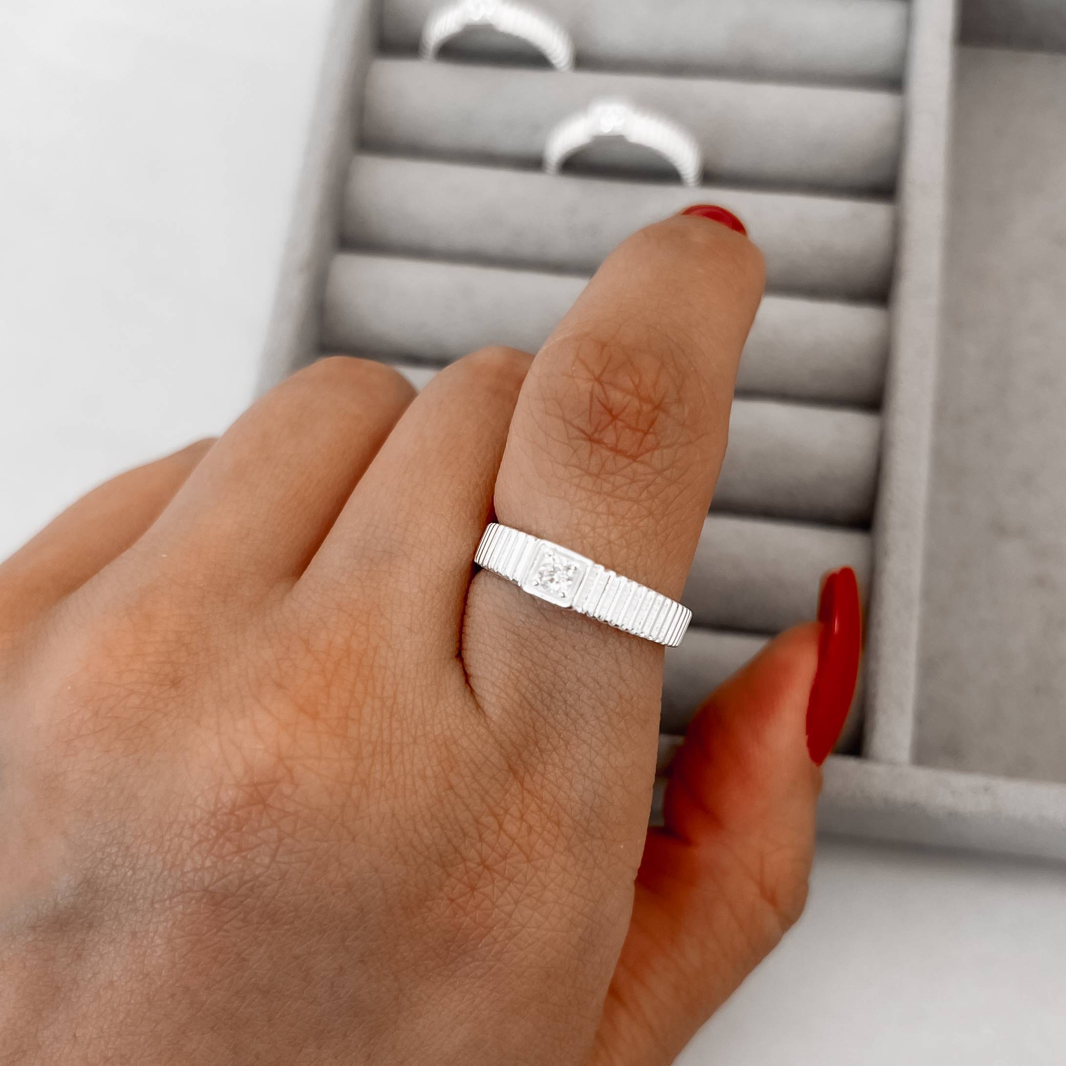 Imagem Anel riscado com detalhe zircônia