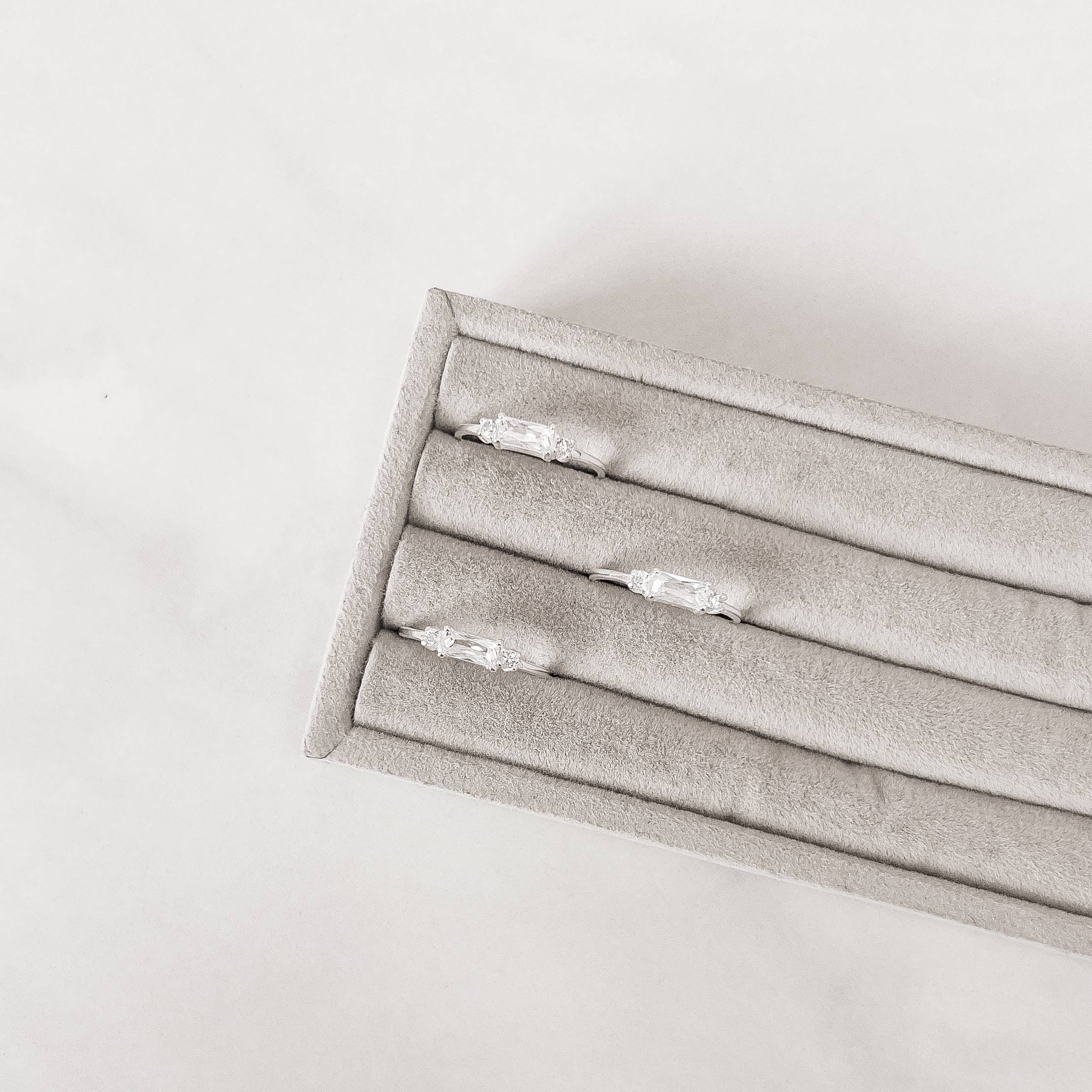 Anel zircônia retangular cristal com mini zircônias