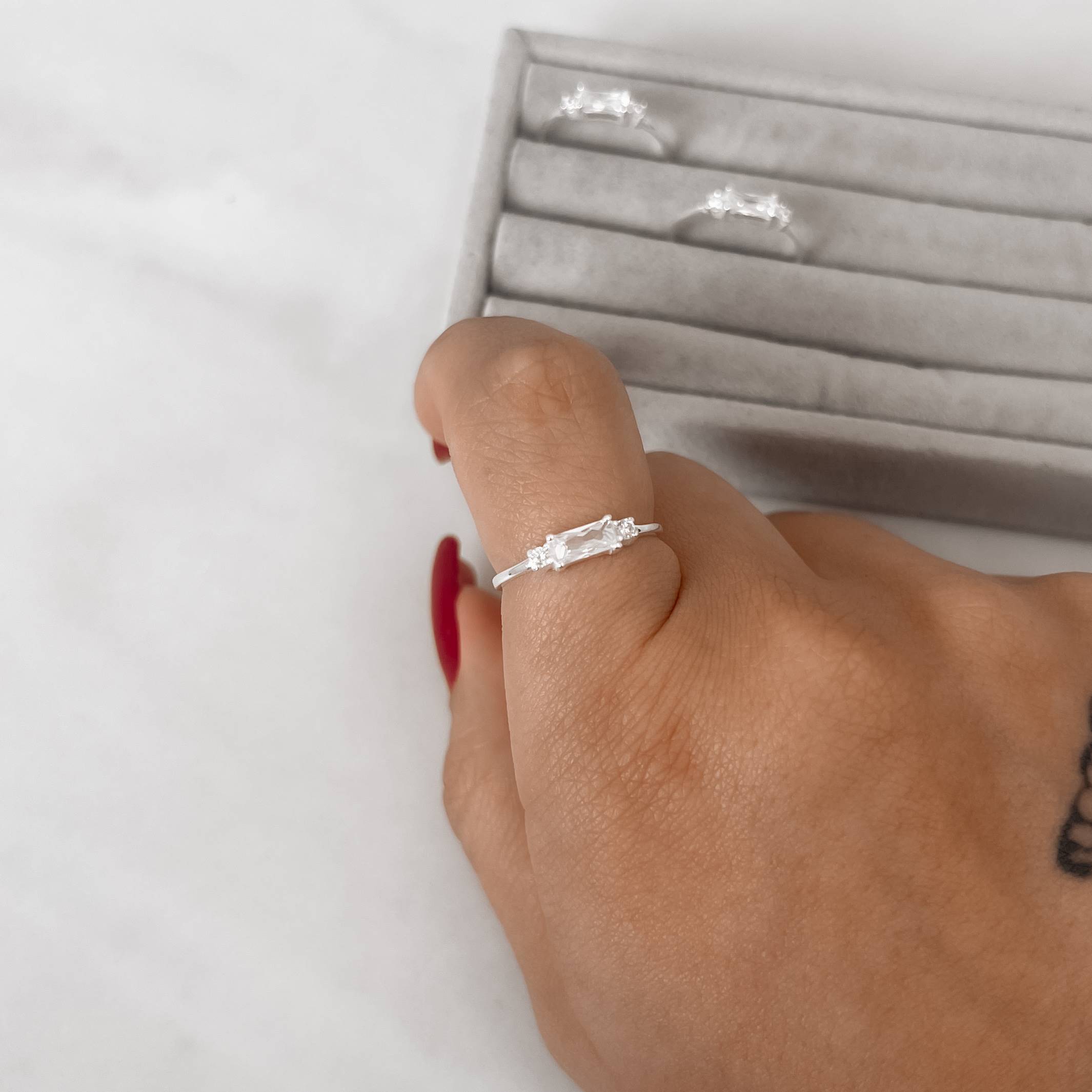 Imagem Secundária Anel zircônia retangular cristal com mini zircônias