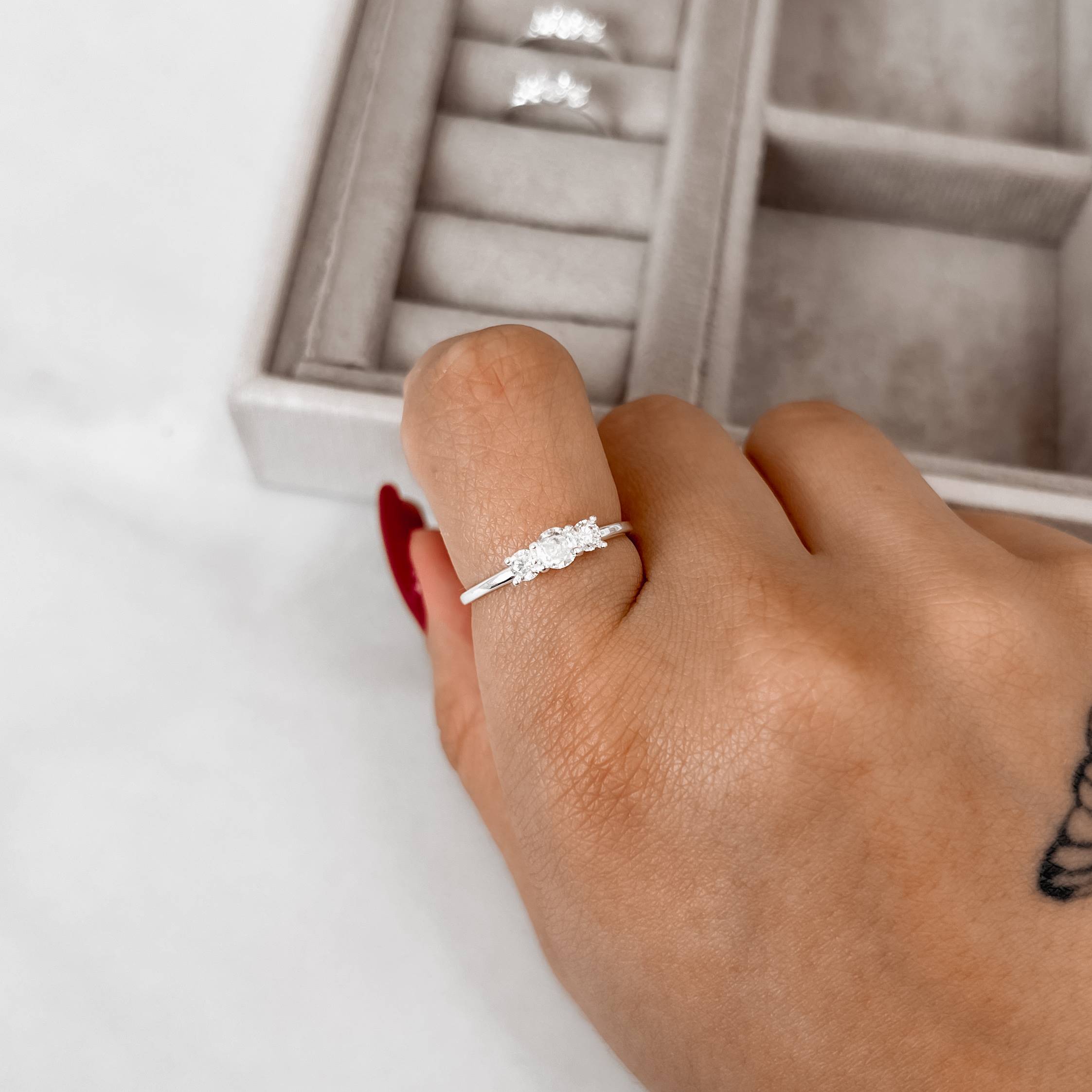 Anel 3 zircônias redondas