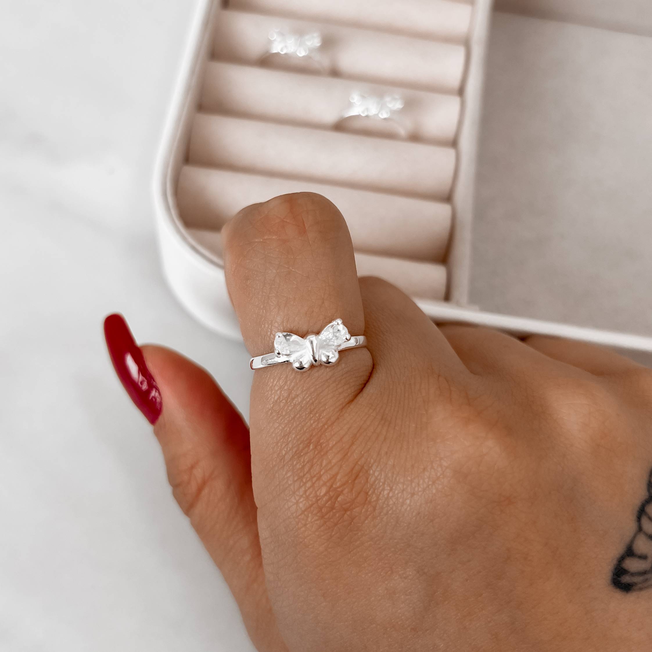 Anel borboleta detalhe zircônia