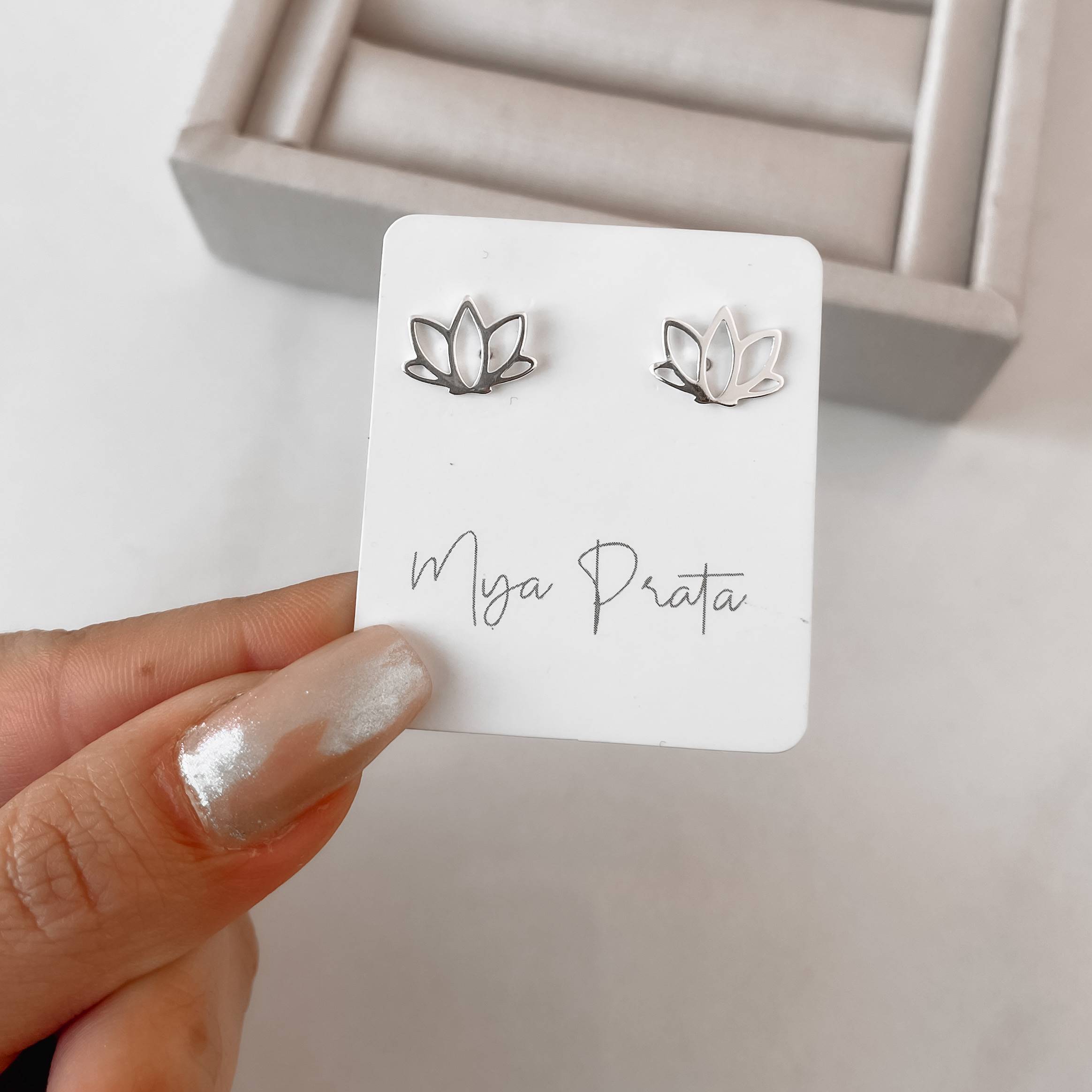 Imagem Brinco flor de lótus vazada 9mm