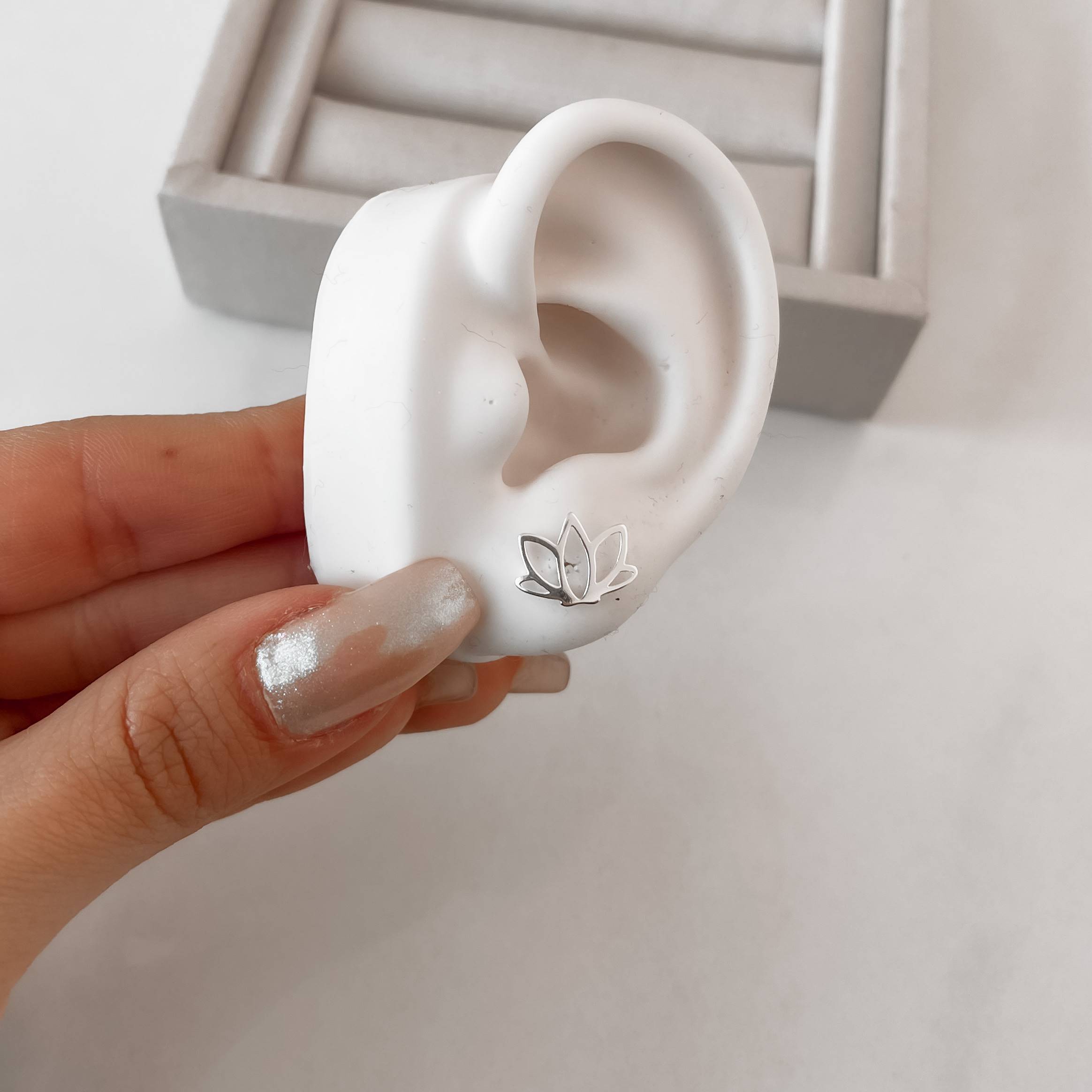 Imagem Secundária Brinco flor de lótus vazada 9mm