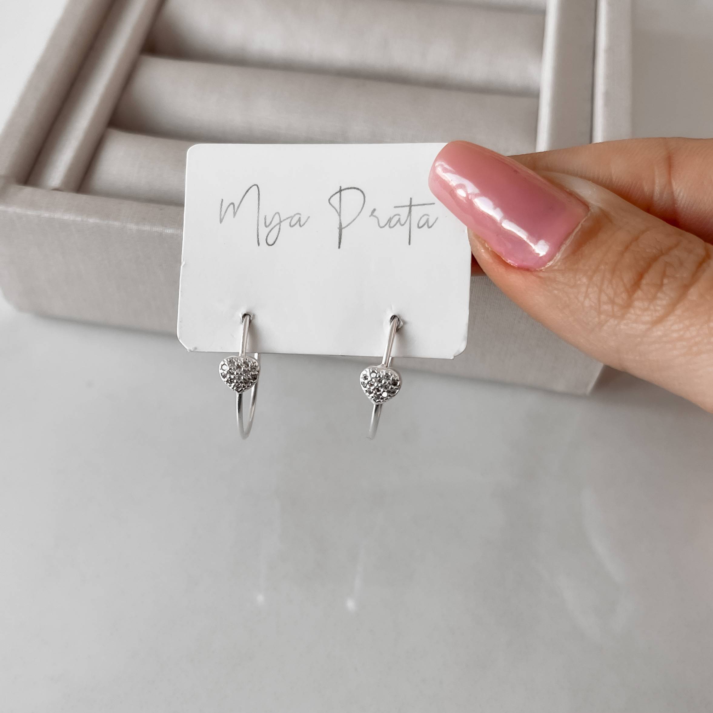 Argola lisa 21mm detalhe coração cravejado tarraxa