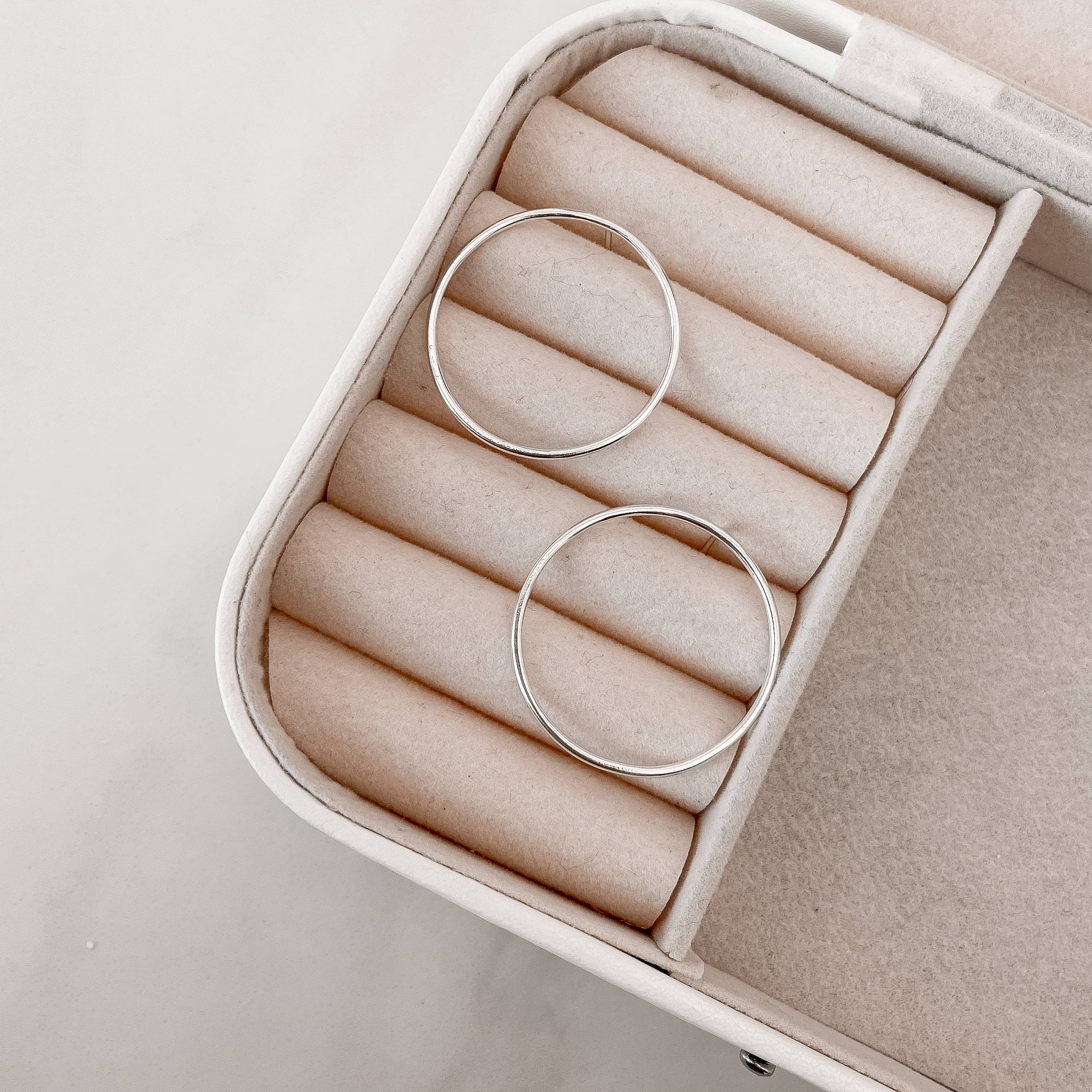 Brinco circulo vazado 32mm fio redondo