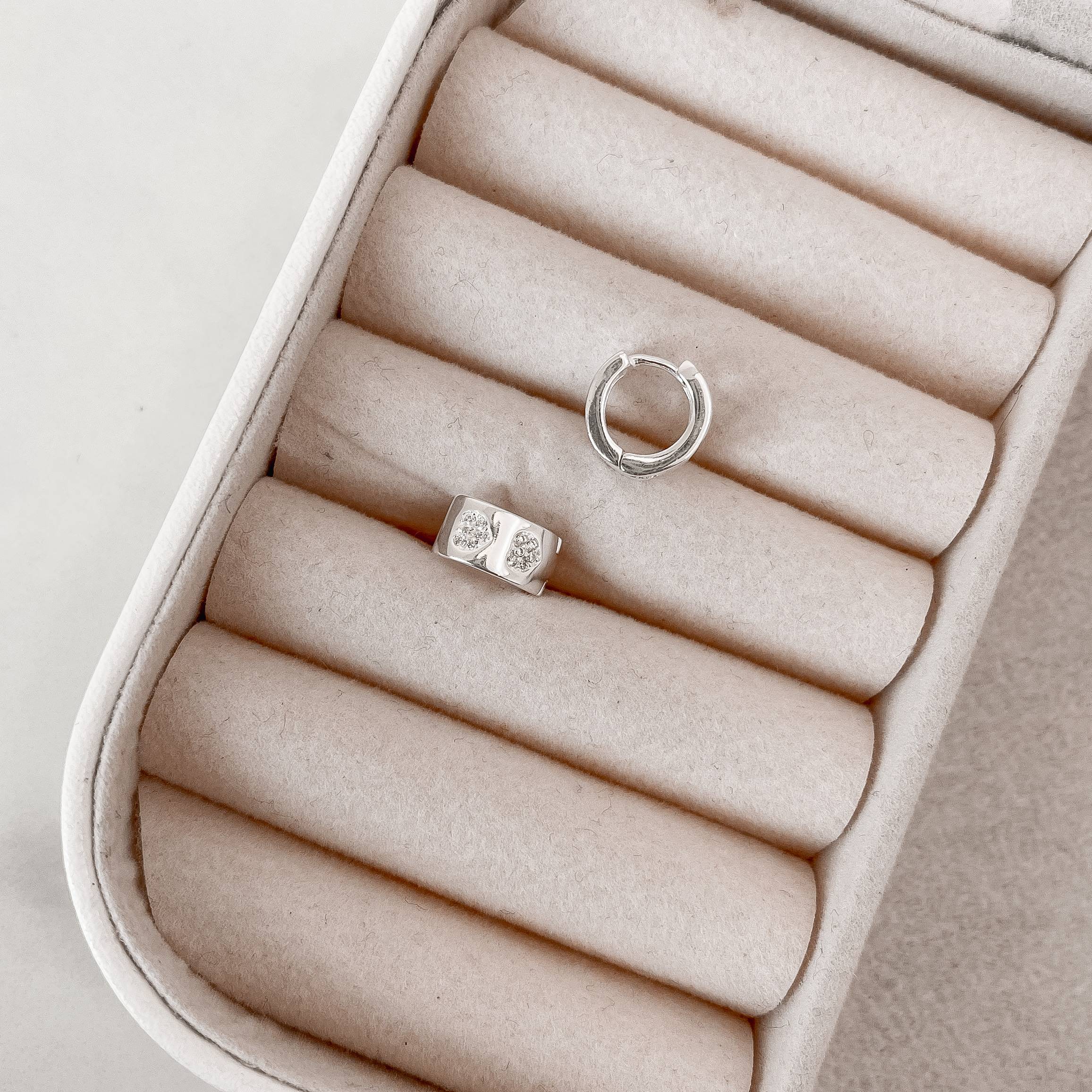 Imagem Argola click larga corações vazados e cravejados 10mm