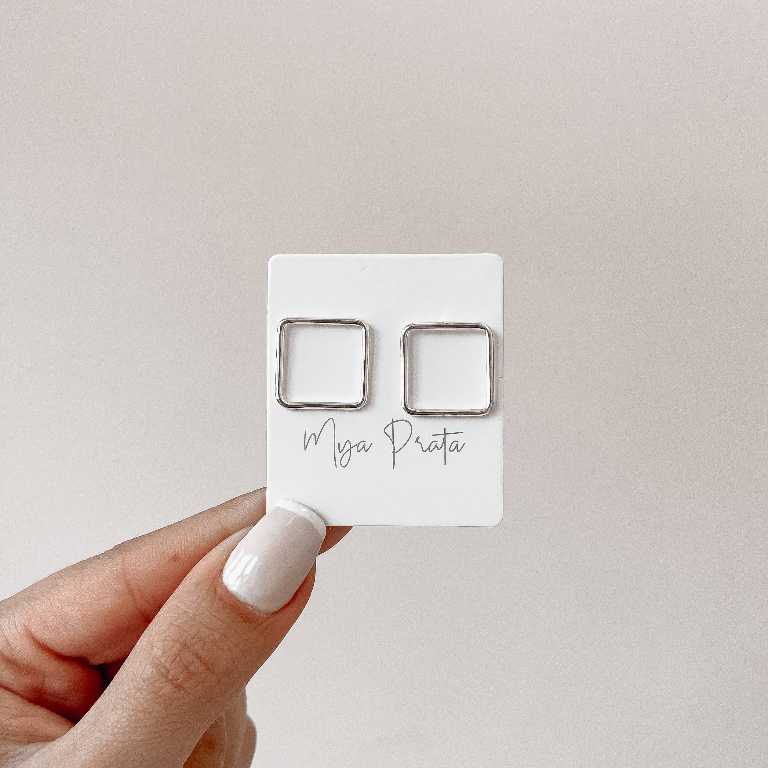 Brinco quadrado vazado 16mm