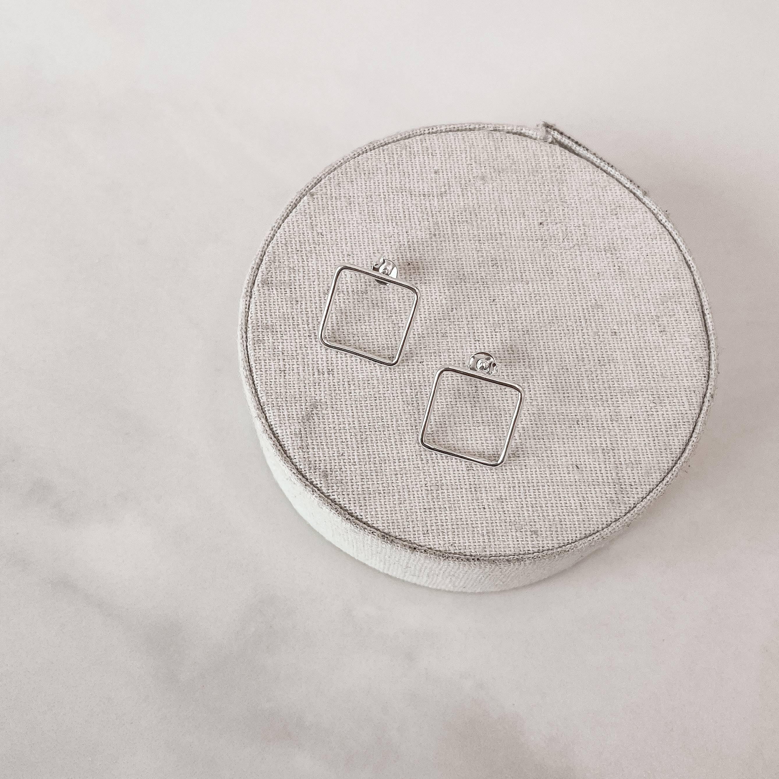 Imagem Secundária Brinco quadrado vazado 16mm