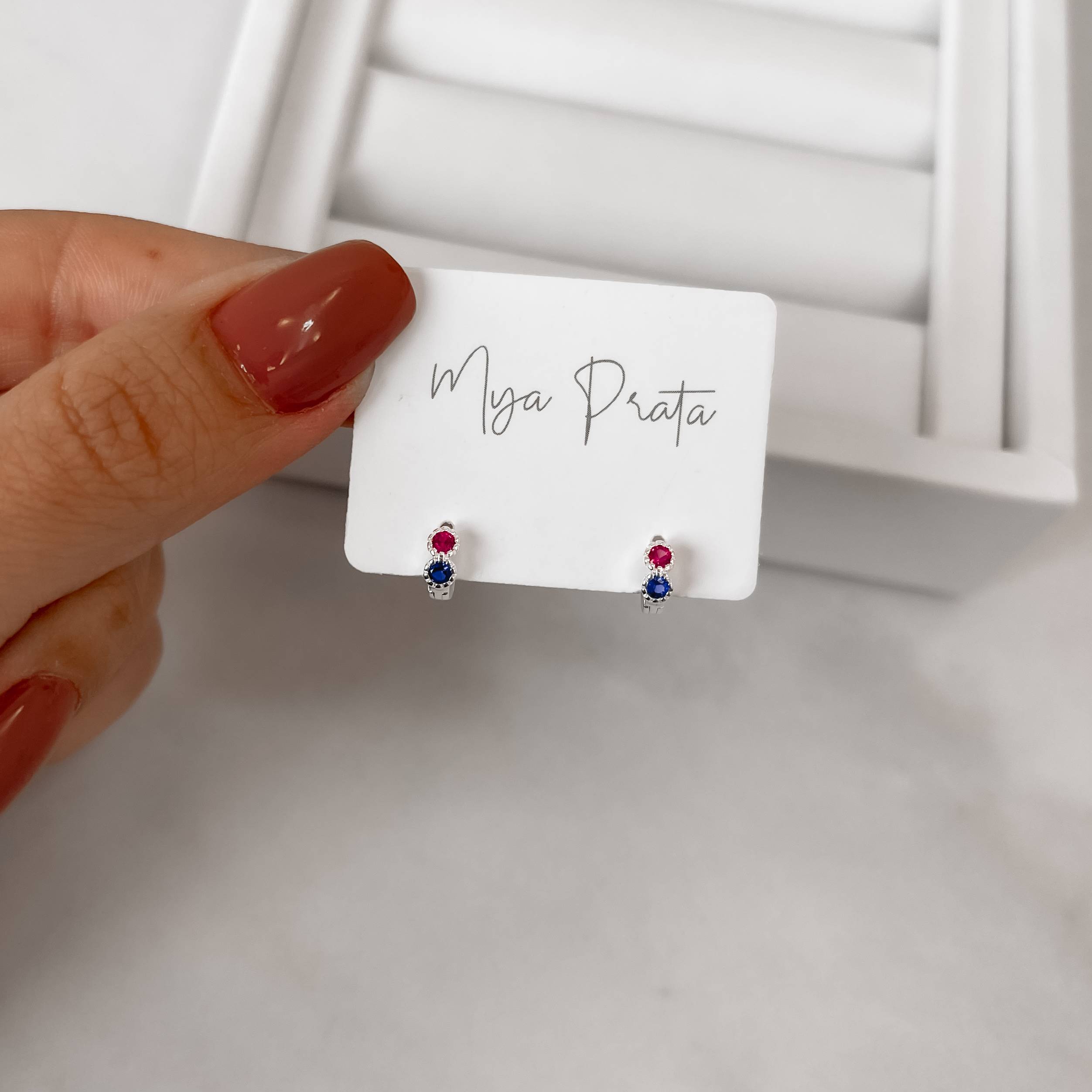 Argola click 8mm 2 zircônias rosa e azul