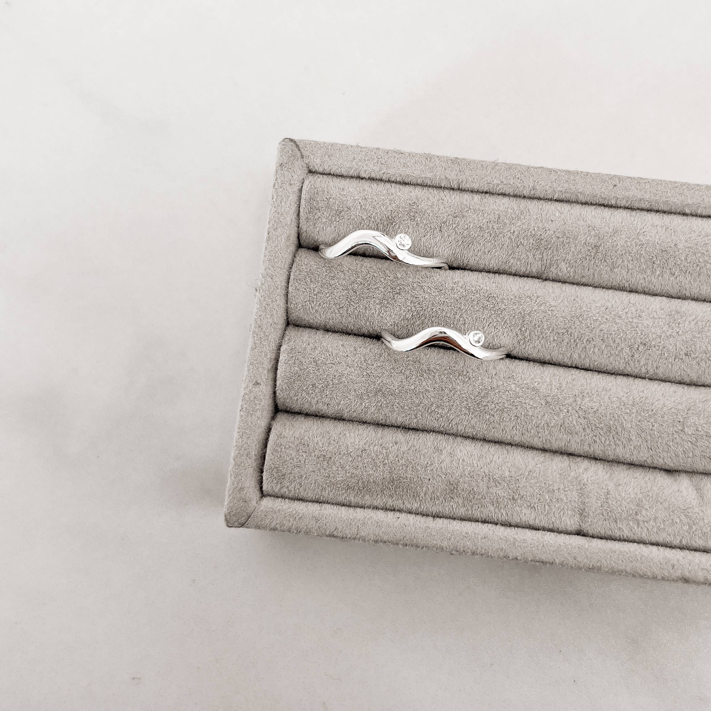 Anel ondulado detalhe zircônia