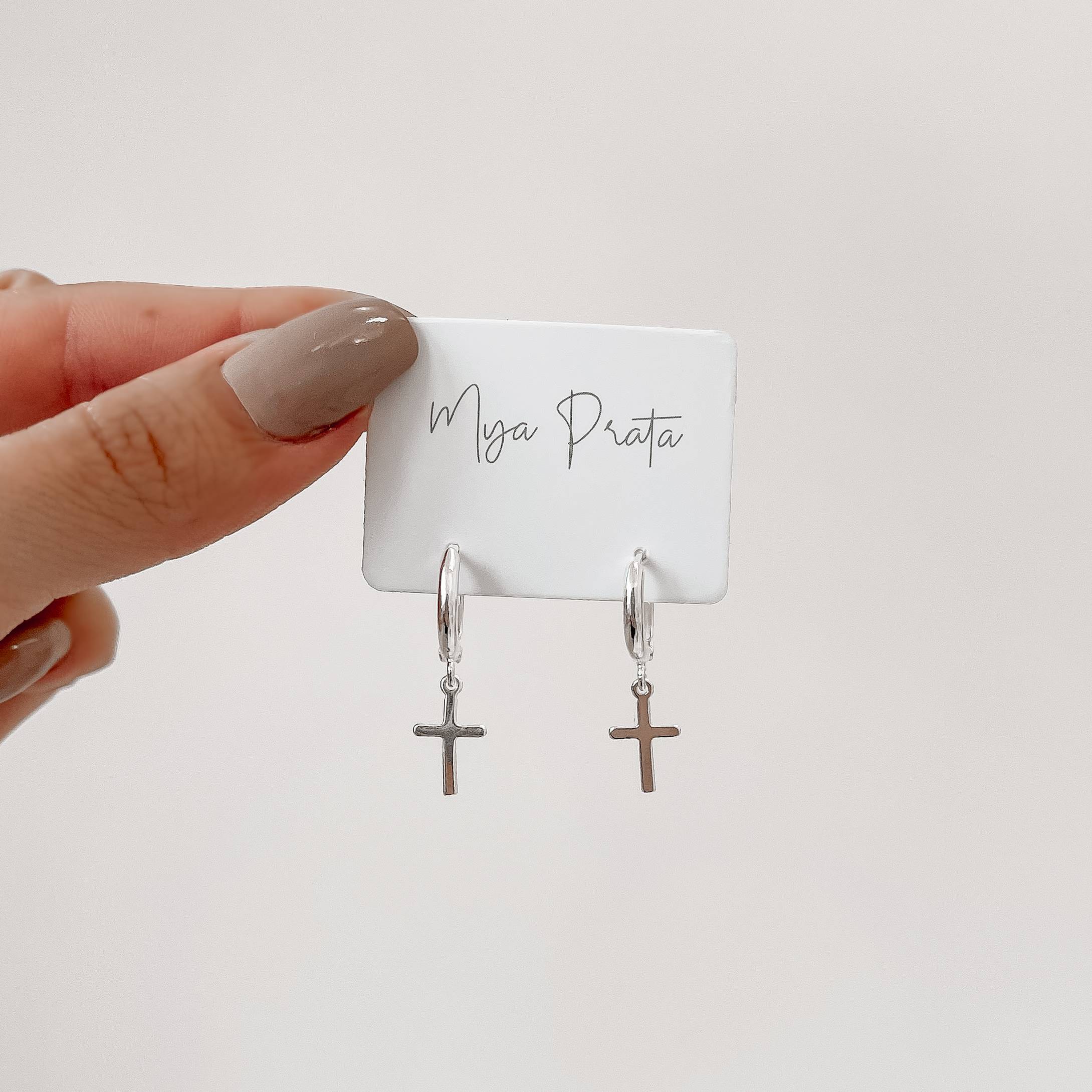 Argola click redonda 12mm pingente cruz