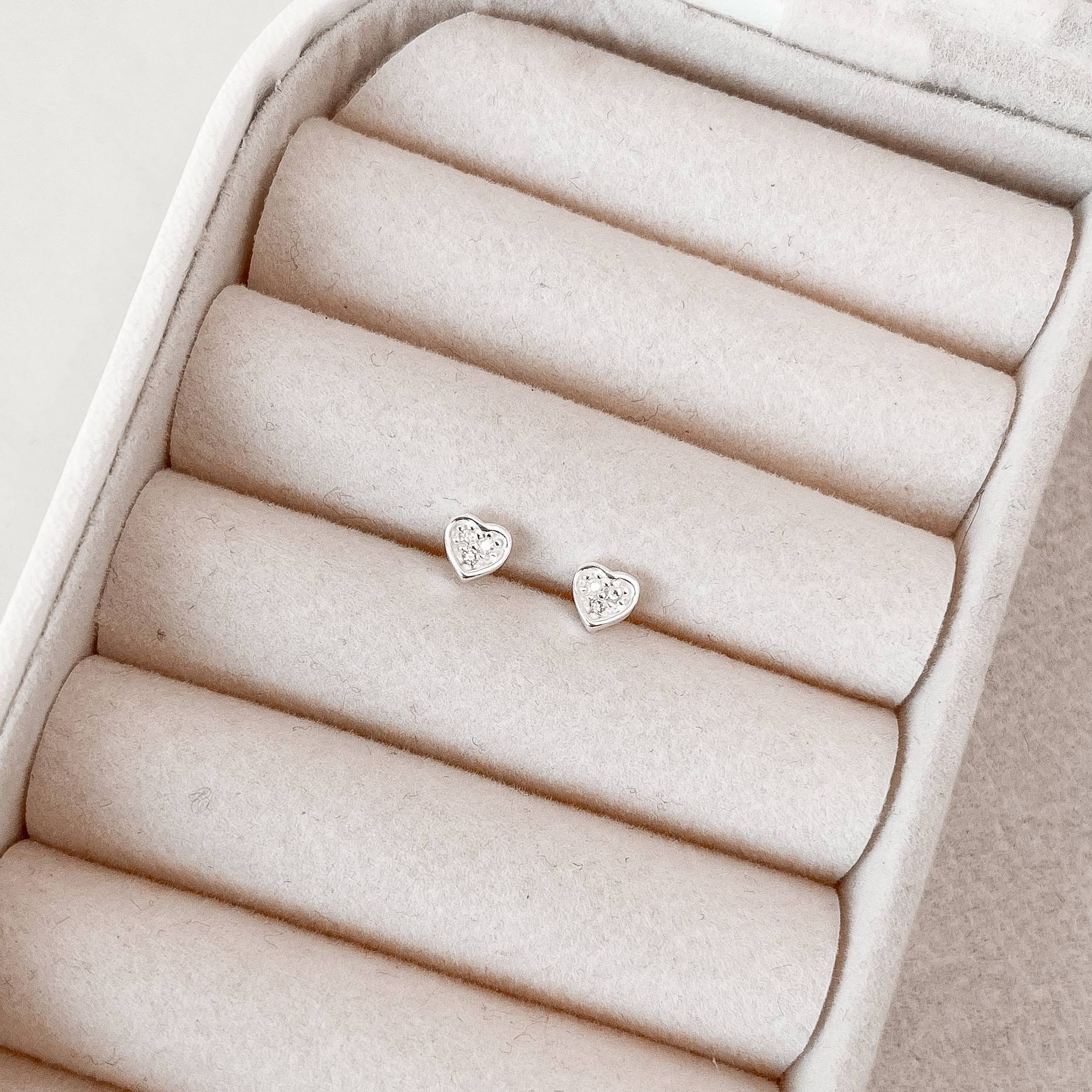 Imagem Brinco coração com zircônias 5mm